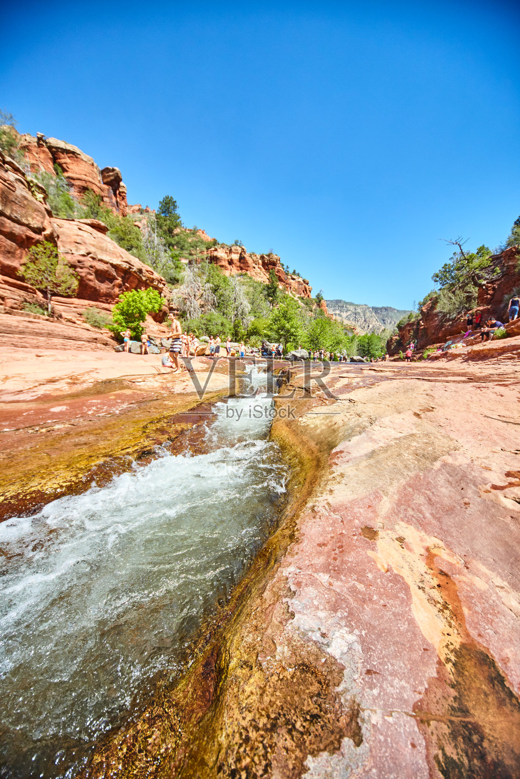 游客在红岩峡谷中与湍急的河水一起奔流滑行照片摄影图片