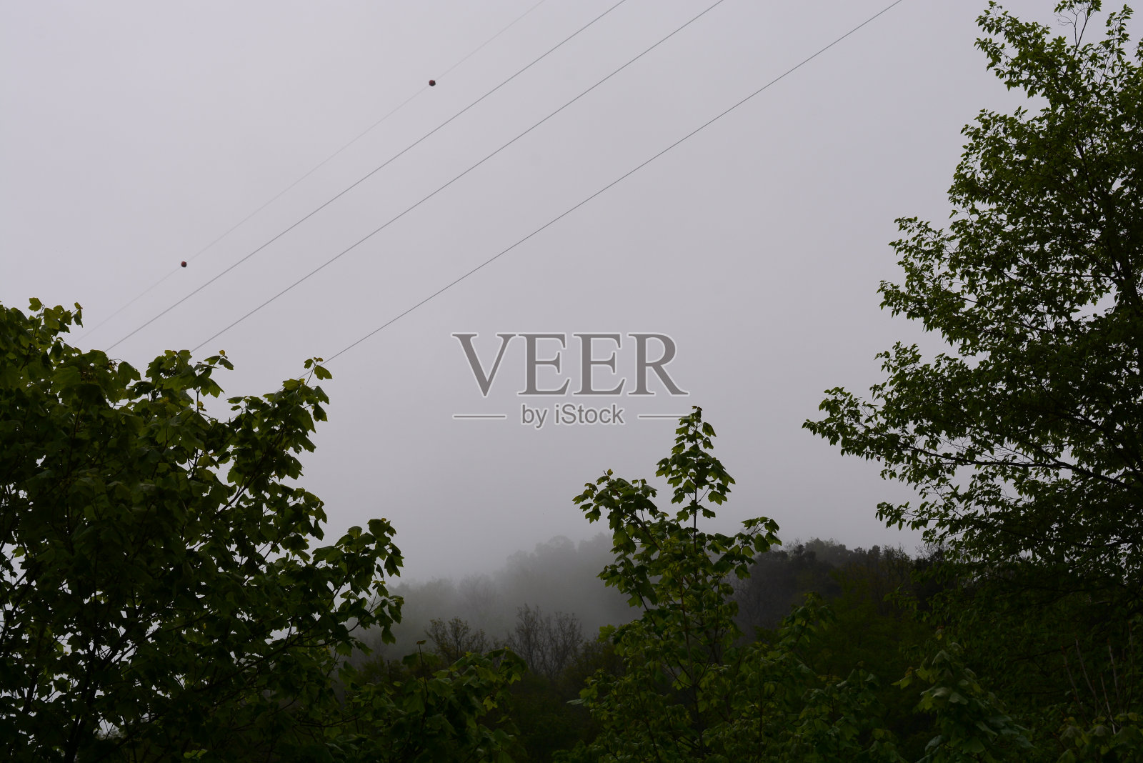 2023年5月15日，意大利南部吉夫尼山谷的山景和雾气。照片摄影图片