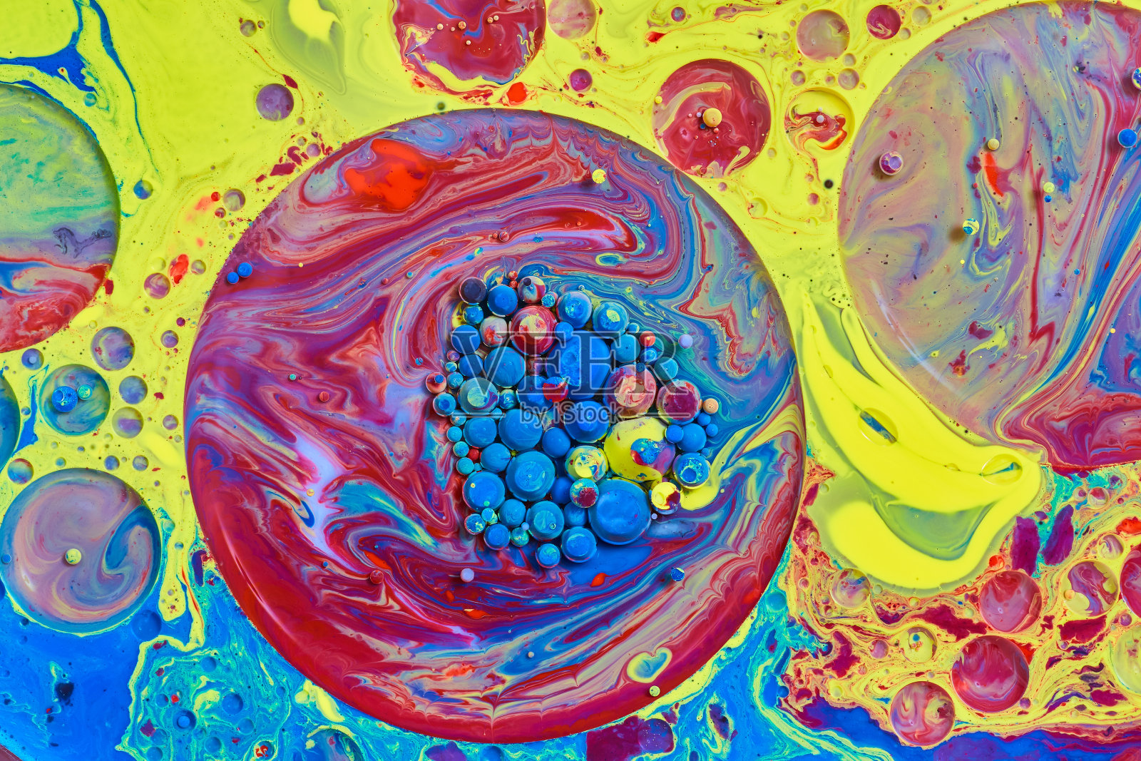 彩虹表面有圆形图案和球簇照片摄影图片