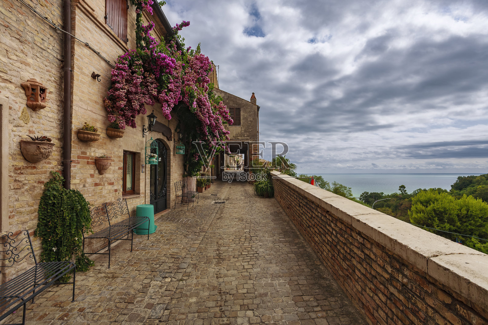 历史悠久的市中心，可以看到意大利马尔凯地区中世纪村庄托雷迪帕尔梅的海景照片摄影图片