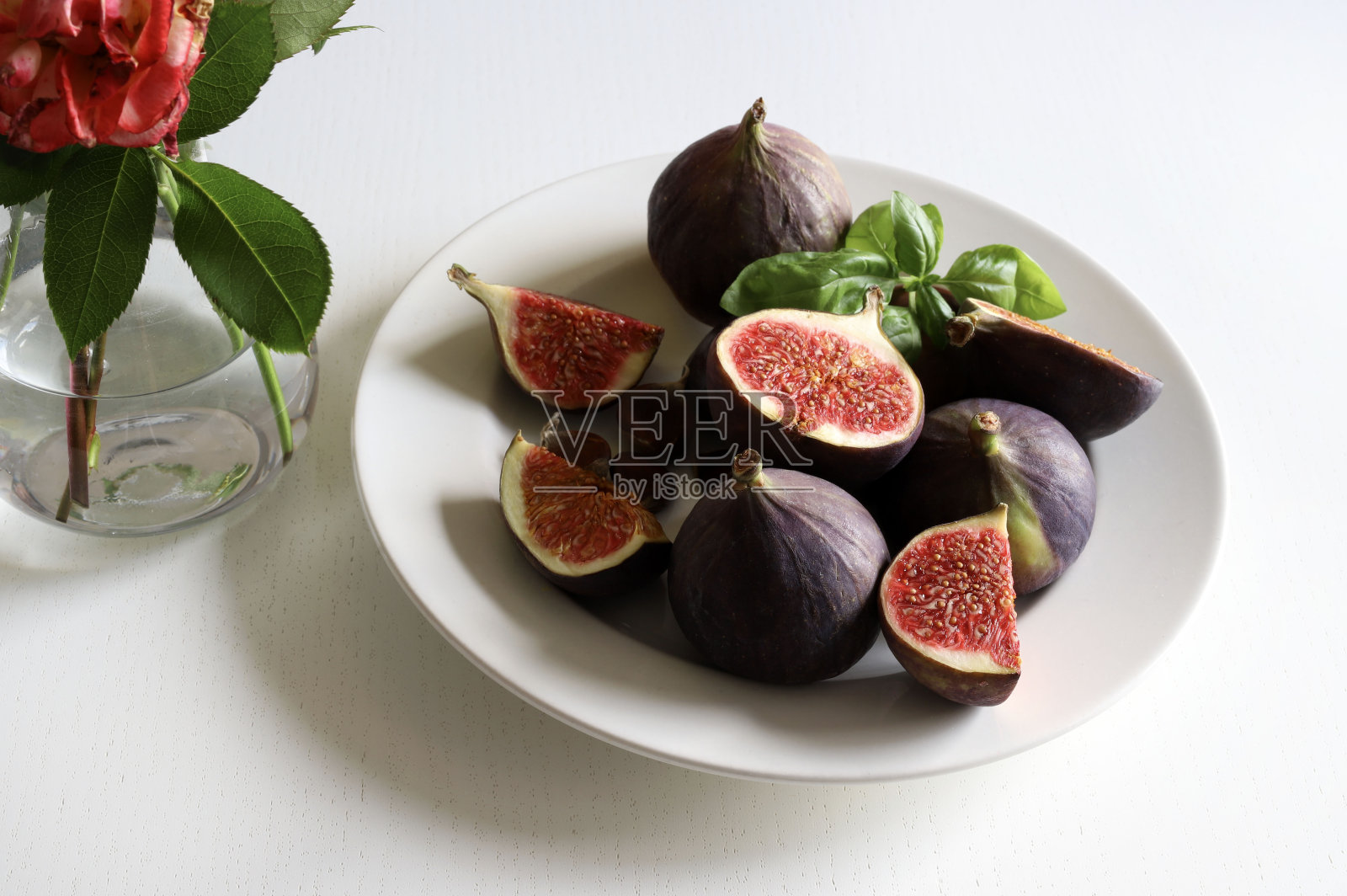 一群新鲜的无花果。照片摄影图片