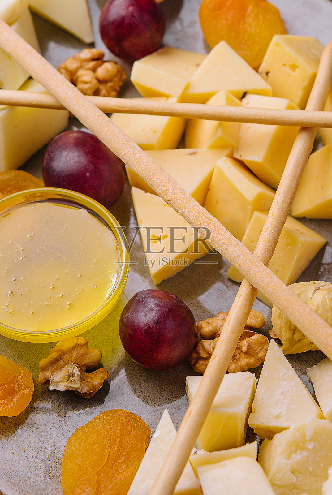 奶酪拼盘，搭配有机奶酪、水果、坚果和葡萄酒照片摄影图片