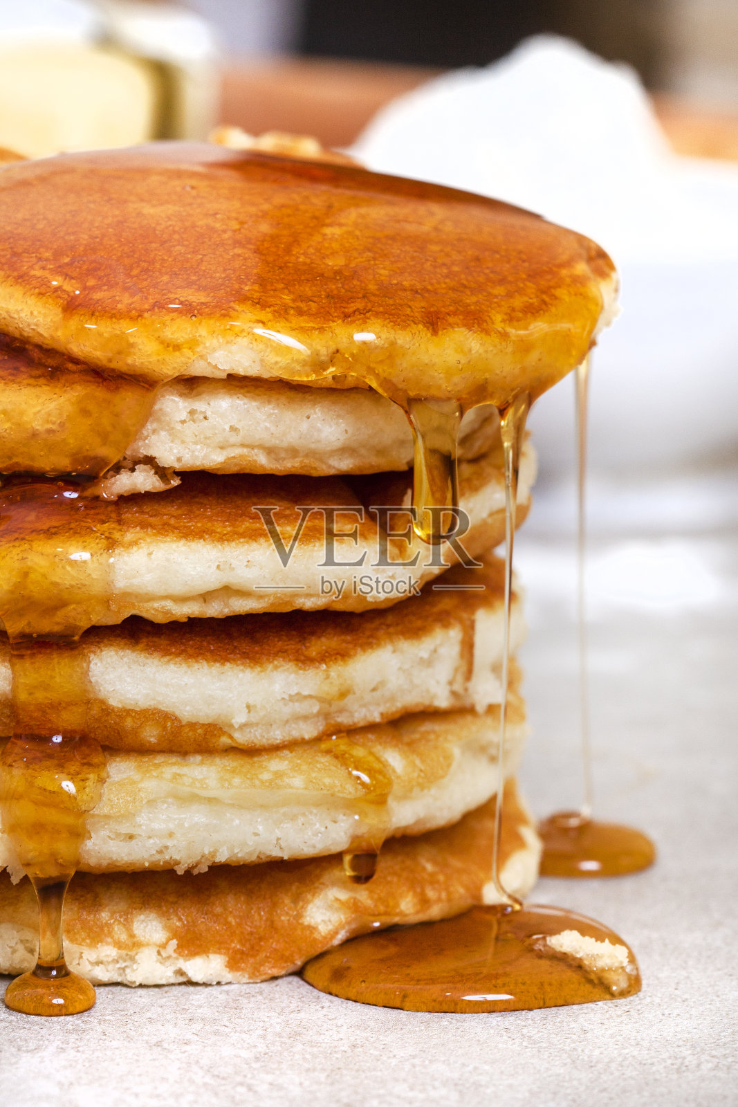糖浆滴在煎饼上照片摄影图片