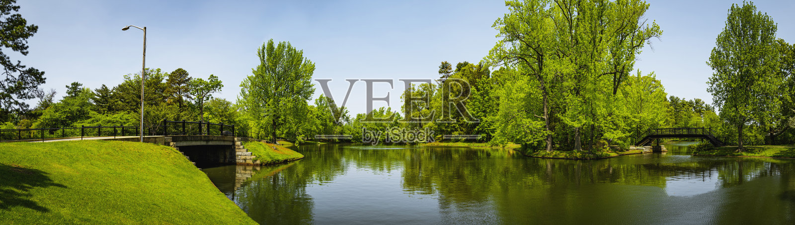 罗得岛州普罗维登斯的罗杰·威廉姆斯公园，罗斯福湖畔宁静的春景照片摄影图片