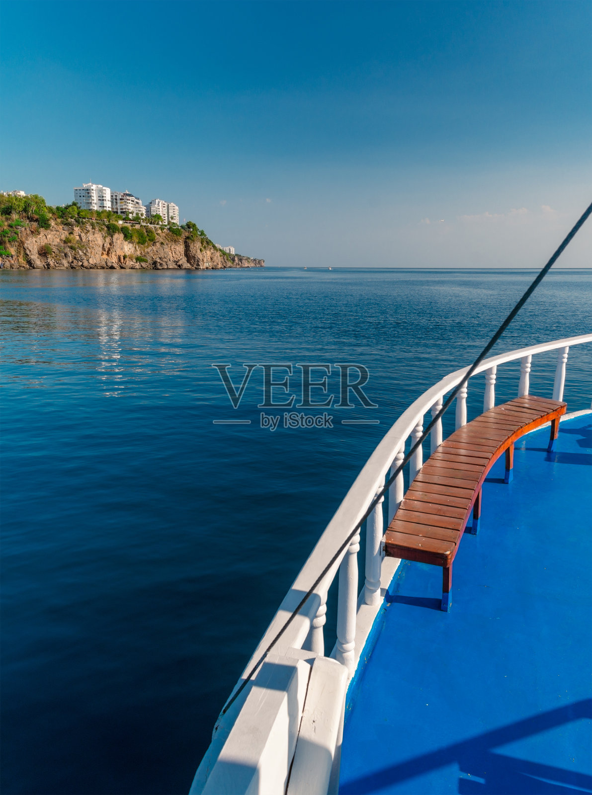 从船上看大海的地平线和蓝色的海面照片摄影图片