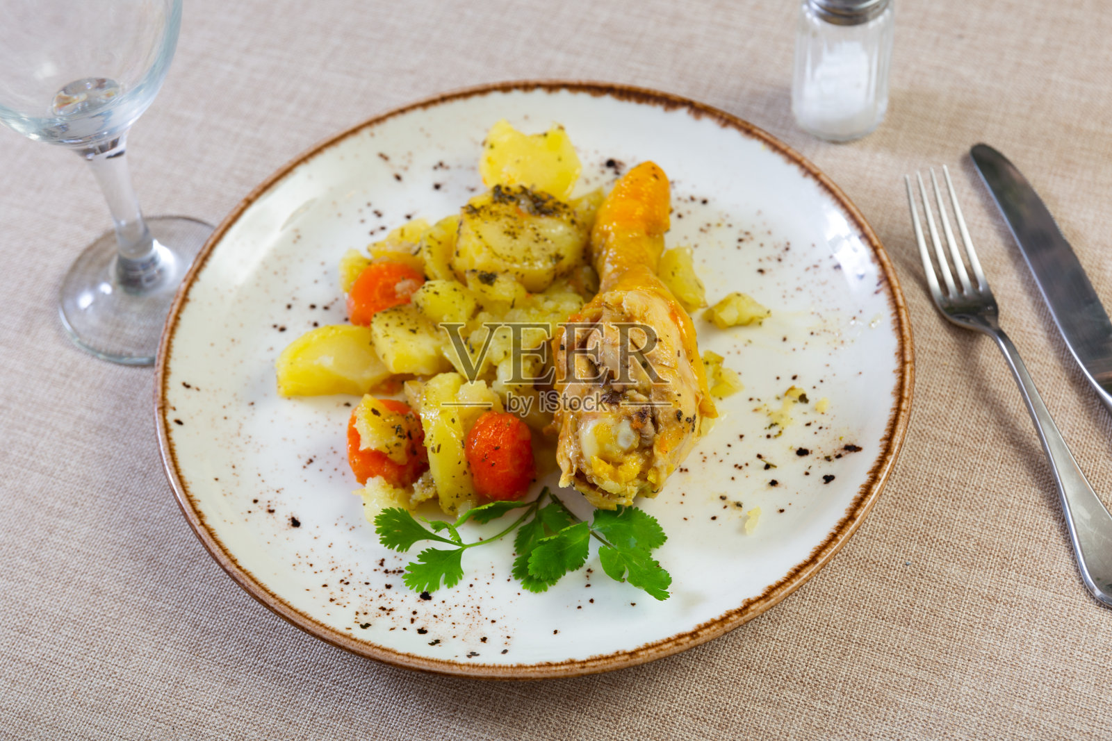 肉汁烤鸡腿配炖土豆照片摄影图片