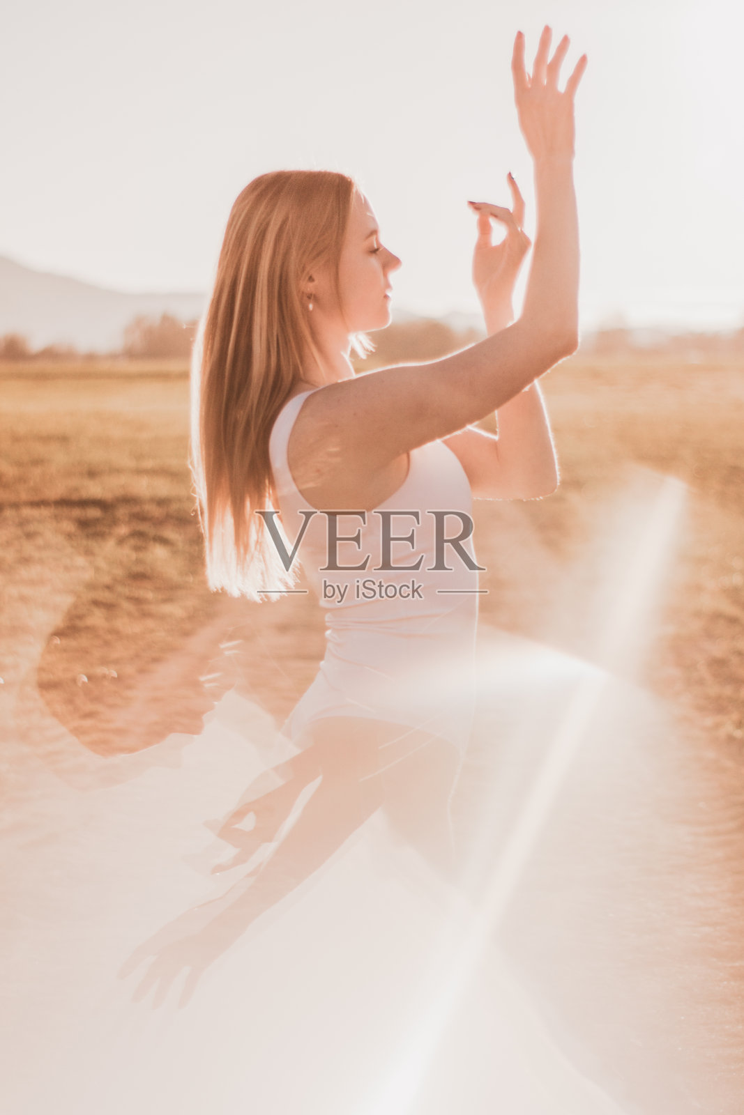 一个年轻的金发女子在阳光下的肖像照片摄影图片