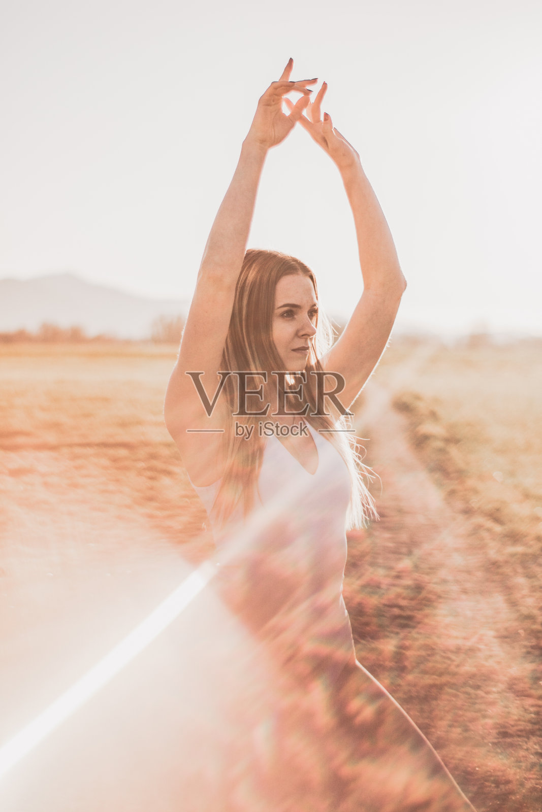 一个年轻的金发女子在阳光下的肖像照片摄影图片