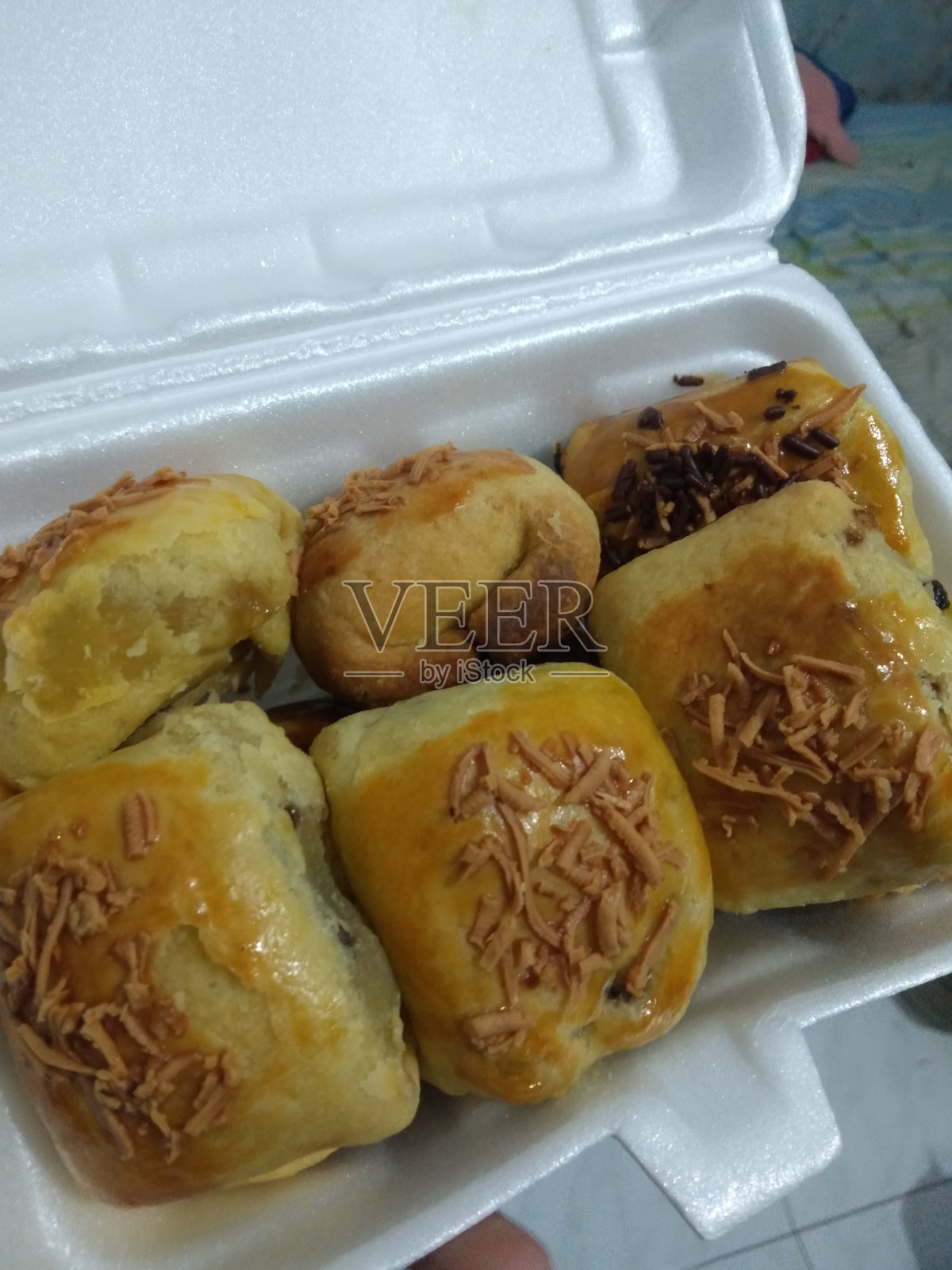 Bolen是一种印尼烘焙的面包糕点，其外壳层与牛角面包相似照片摄影图片