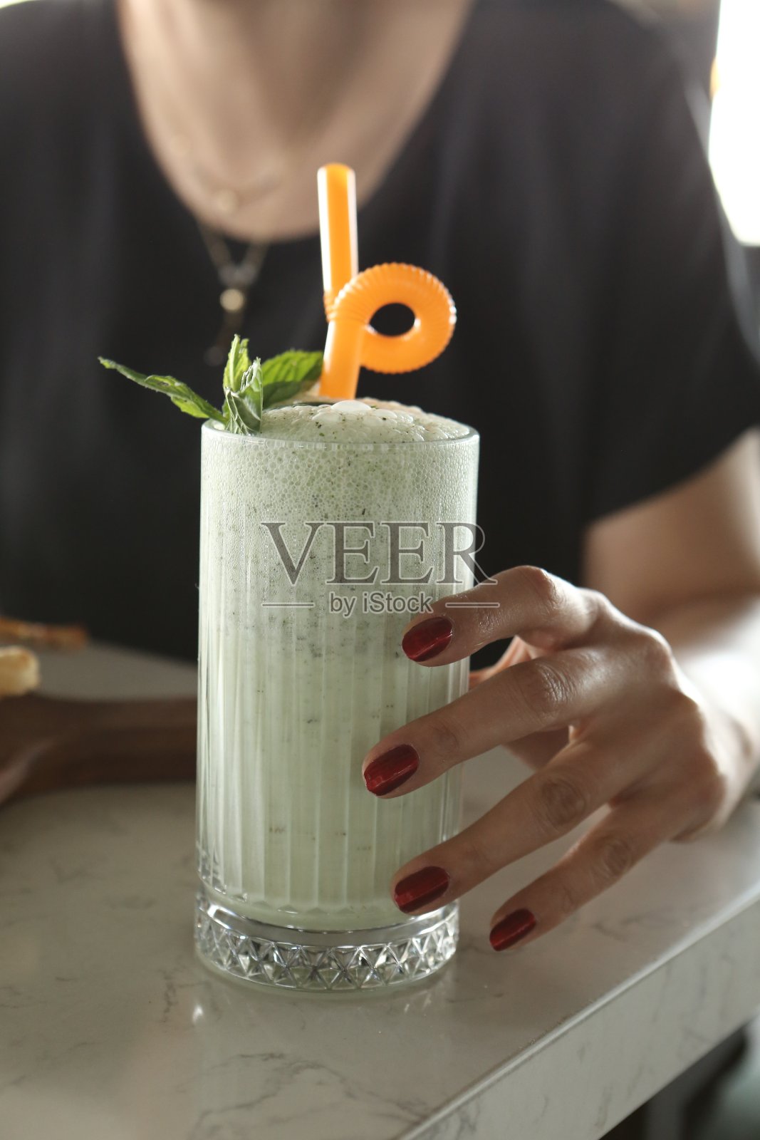 土耳其饮料Ayran或Kefir /酪乳与酸奶。照片摄影图片