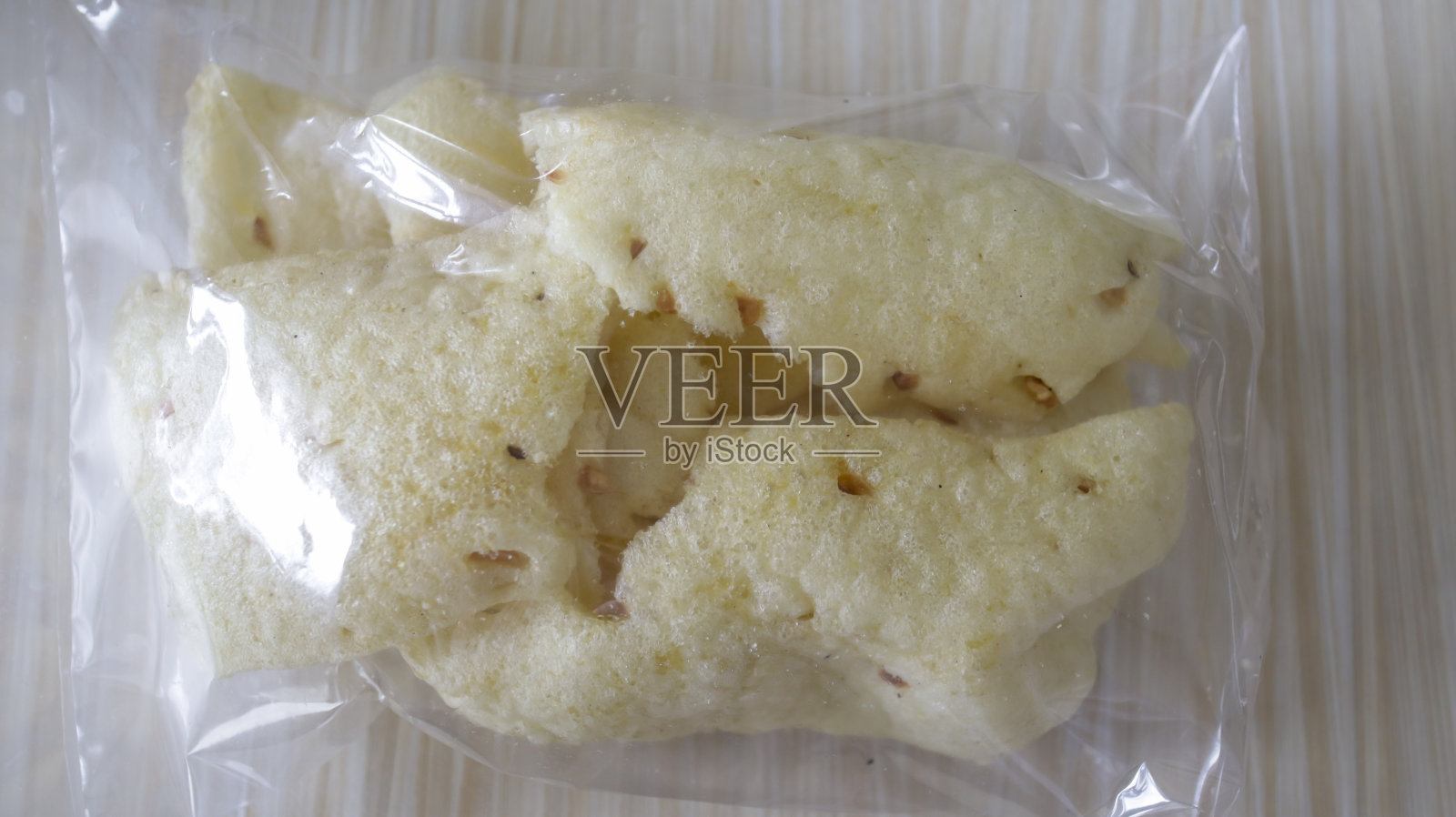 大豆饼干或kerupuk kedela是一种印尼加工食品，由大豆和传统加工的面粉制成。照片摄影图片