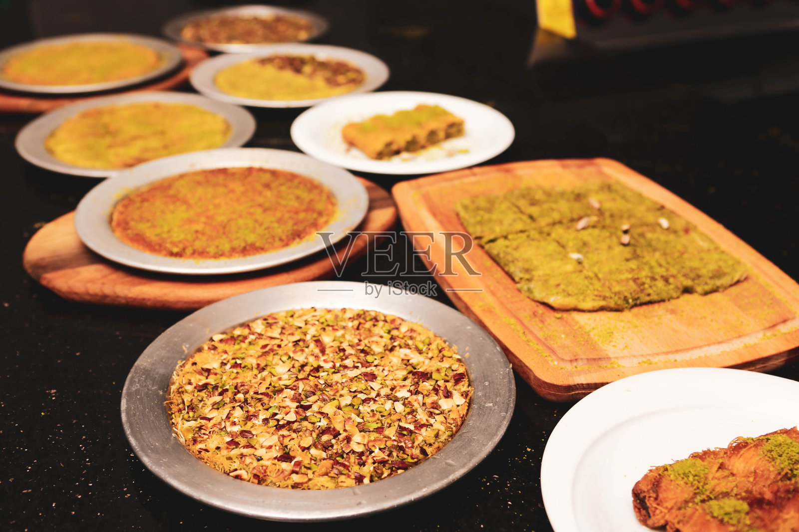 土耳其的甜点kunefe、kunafa、kadayif用开心果粉和奶酪热吃起来很甜照片摄影图片