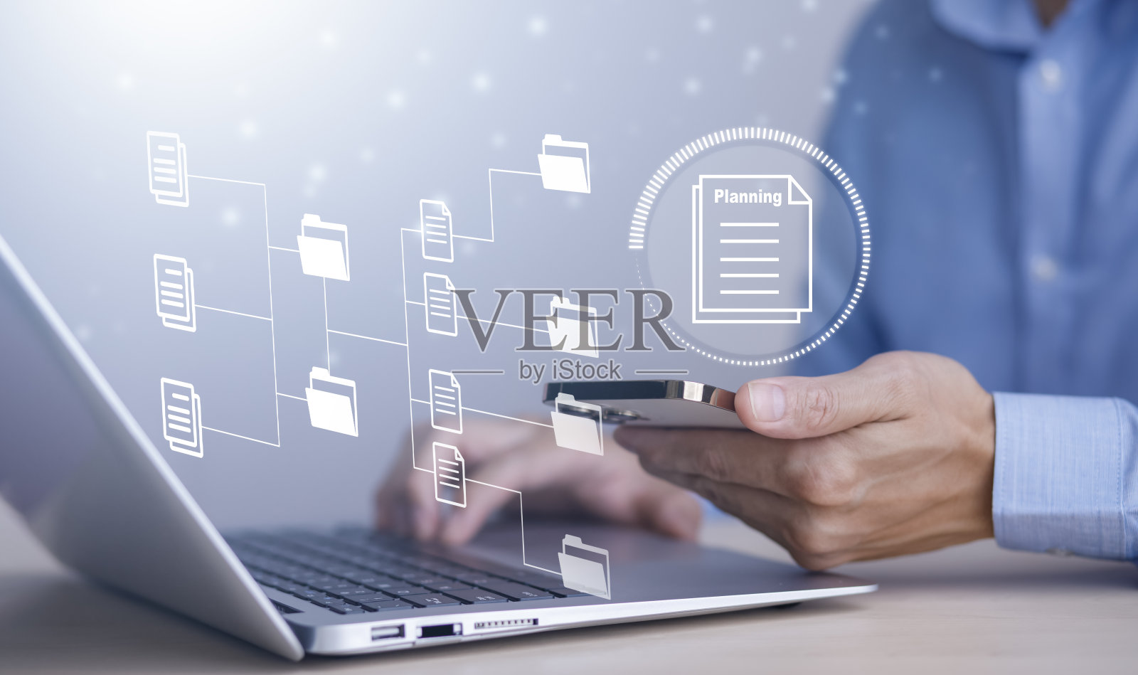 商人在有虚拟屏幕的笔记本电脑上工作。在线文档数据库，IT顾问正在用笔记本电脑建立虚拟文档管理系统，公司文件归档软件。照片摄影图片