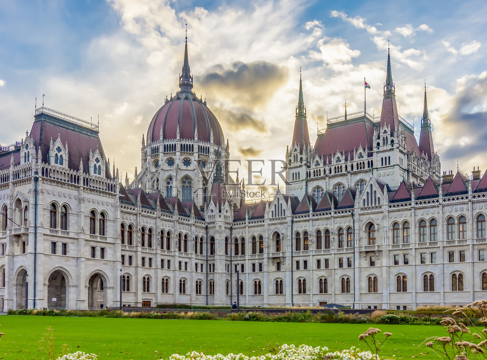 夕阳下的匈牙利布达佩斯议会大厦照片摄影图片