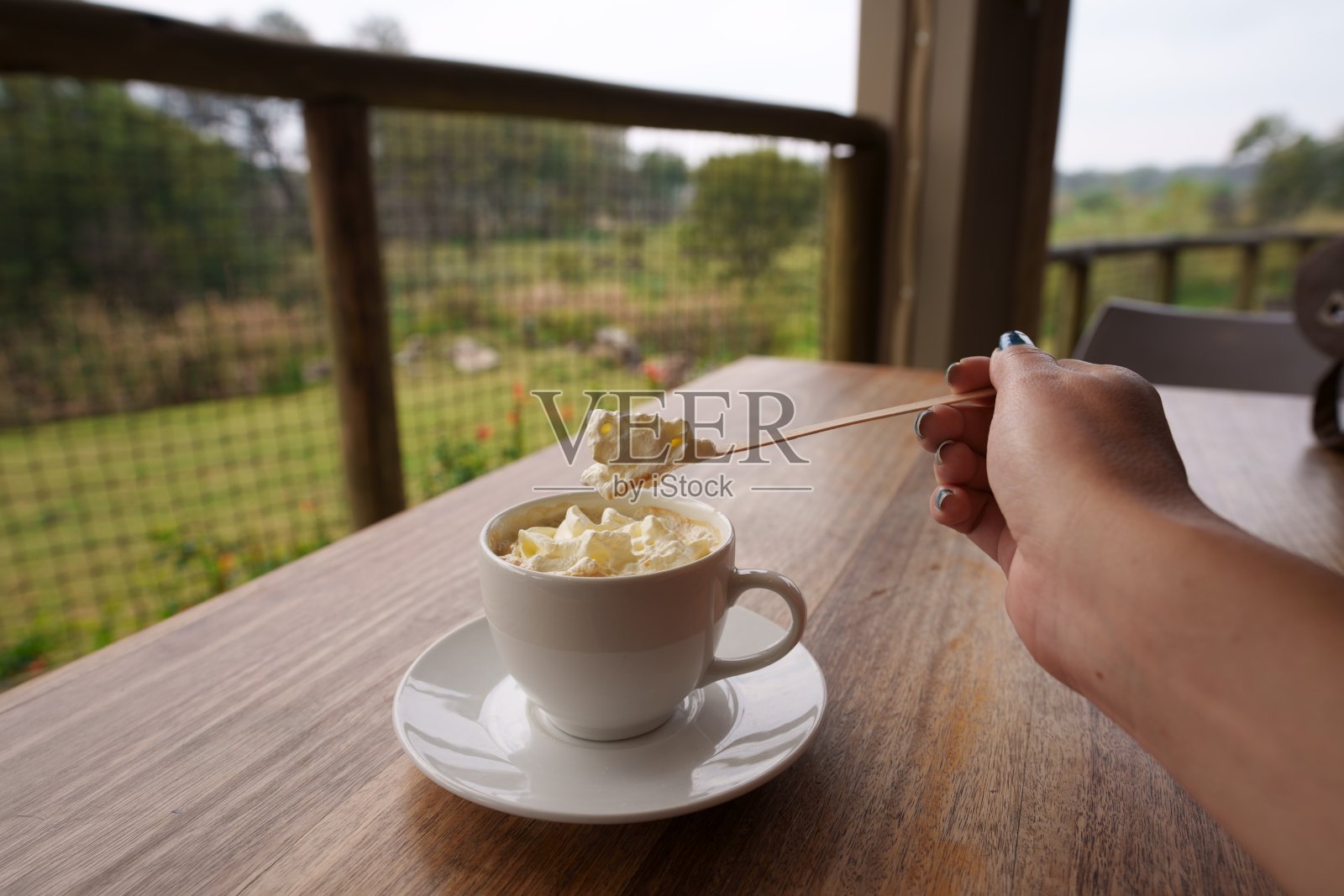 奶油卡布奇诺在一个小杯子和碟子里，喝一杯浓咖啡，照片摄影图片