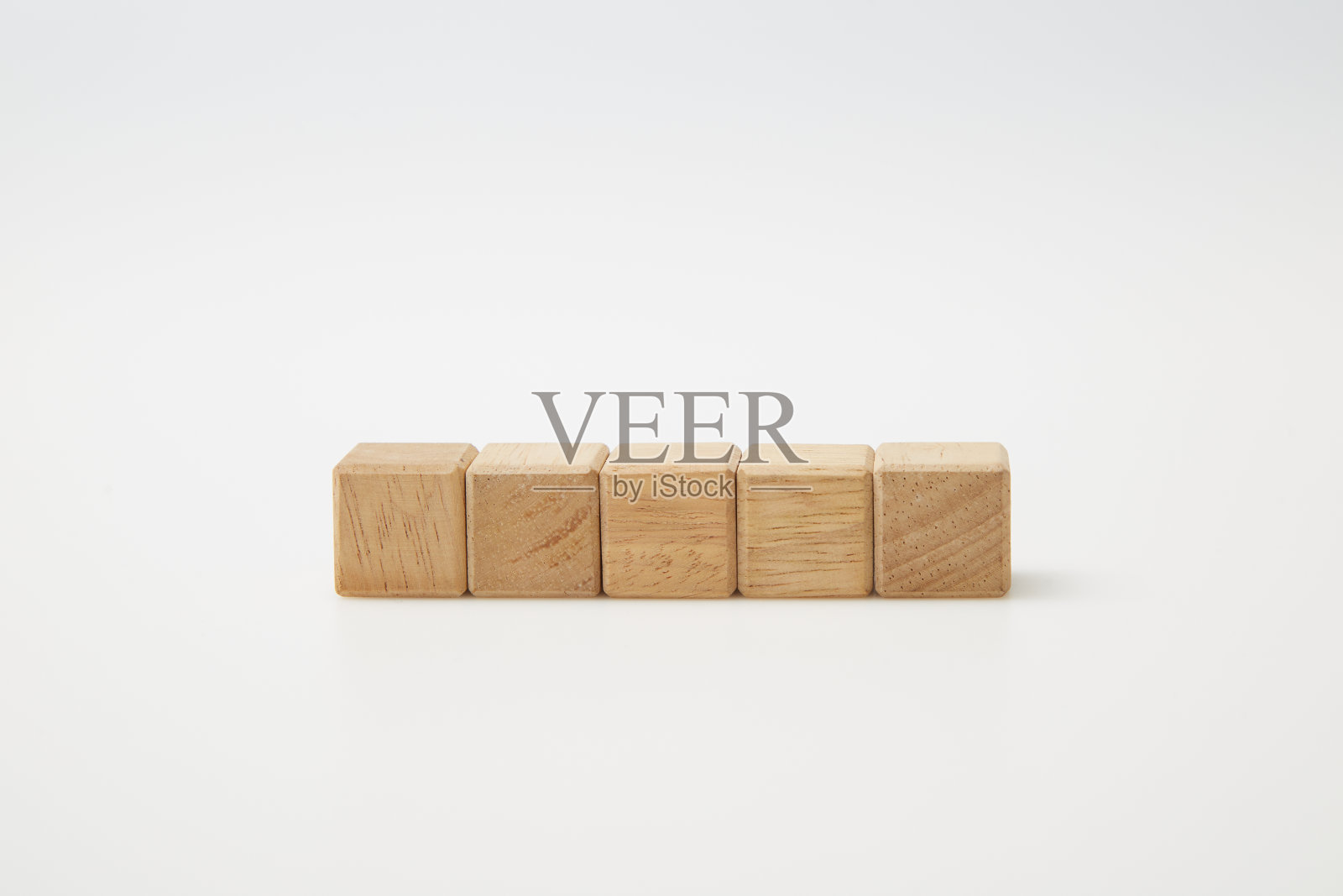 木质立方体块与空白的复制空间在白色背景上的消息字照片摄影图片