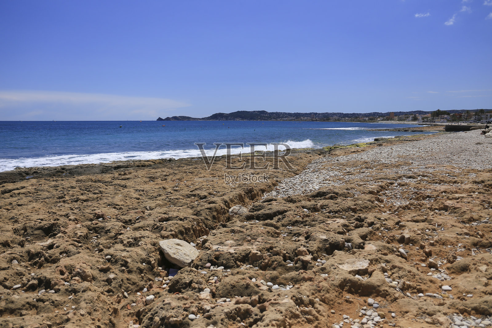 海浪冲击着岸边的岩石照片摄影图片
