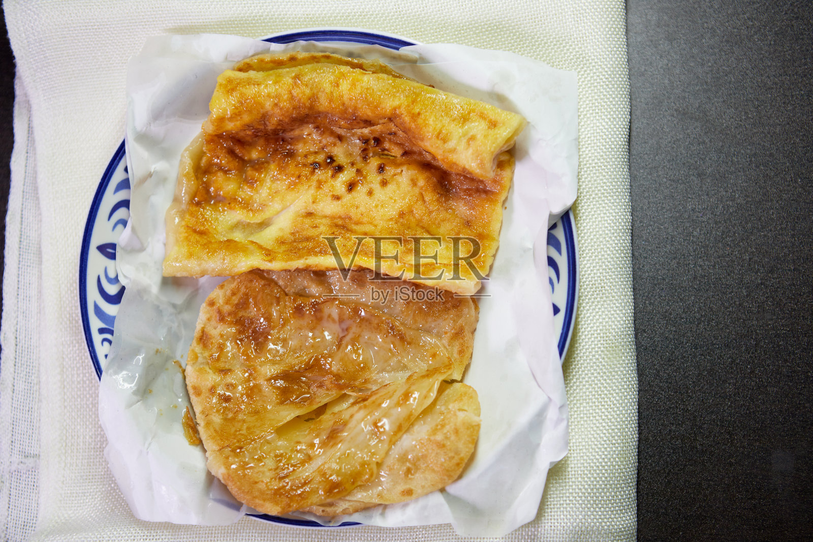 酥脆的烤饼配上糖和甜炼乳照片摄影图片