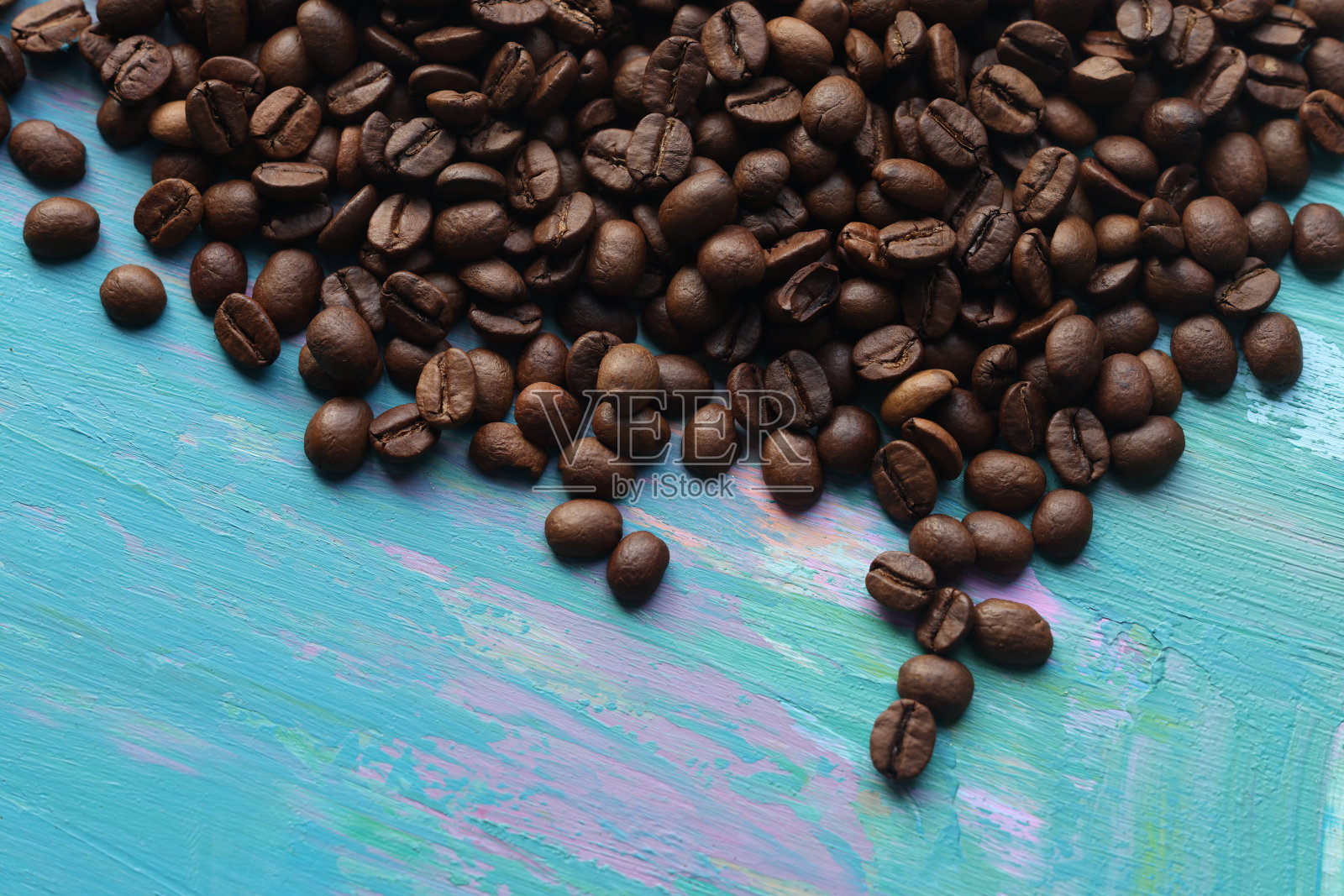 木质背景上的咖啡豆照片摄影图片
