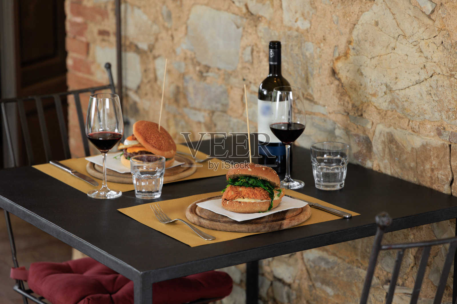 意大利美食汉堡和葡萄酒照片摄影图片