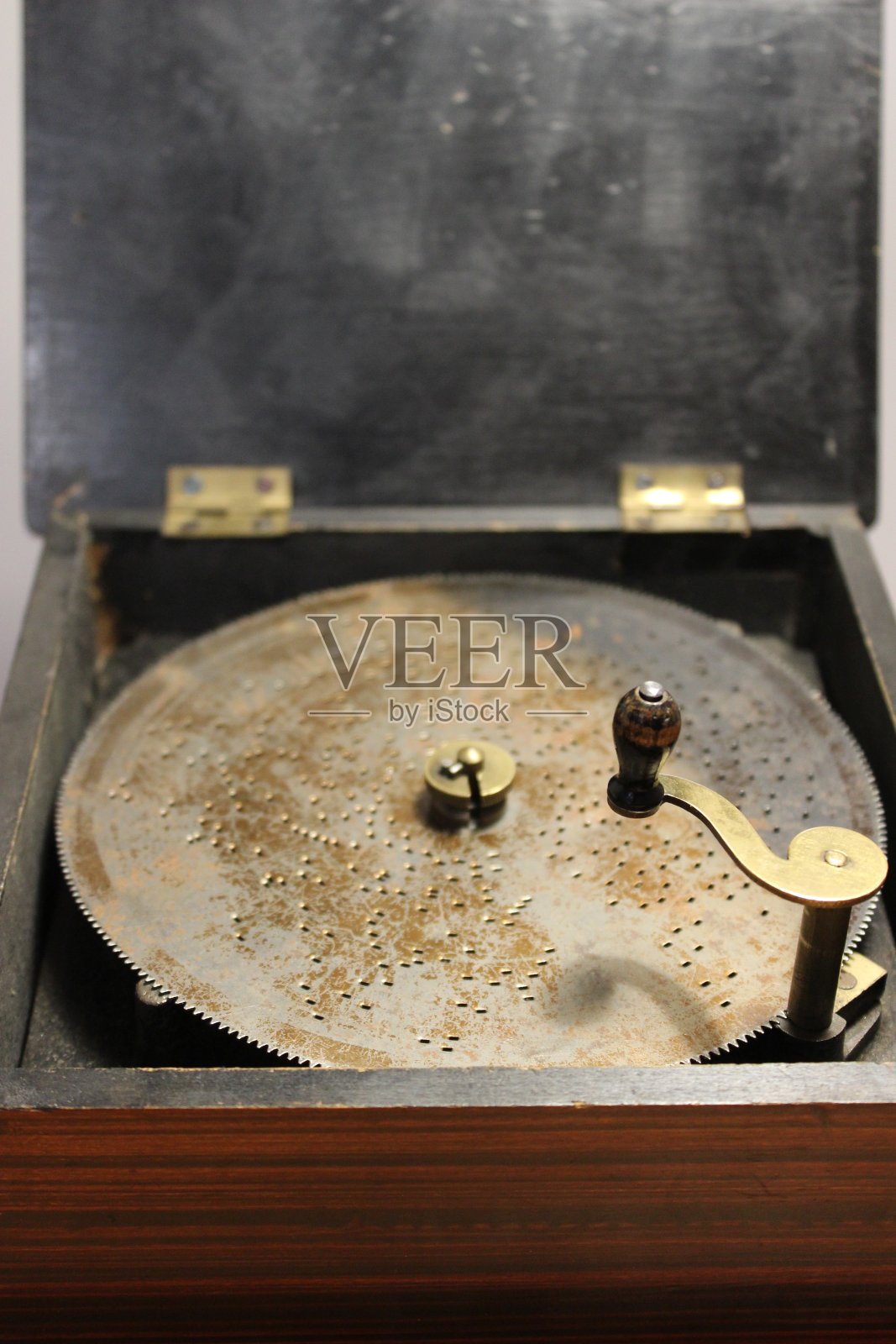 带有曲柄和金属盘的旧木制音乐盒照片摄影图片