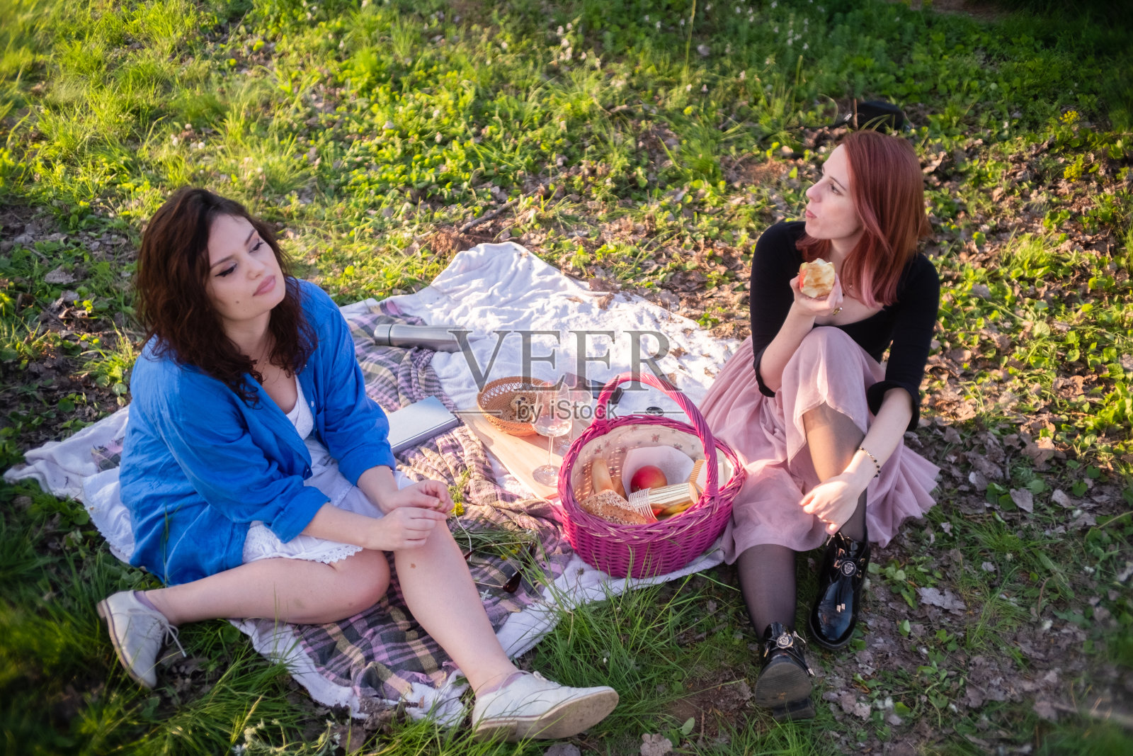 两个美女在黄金时间户外野餐照片摄影图片