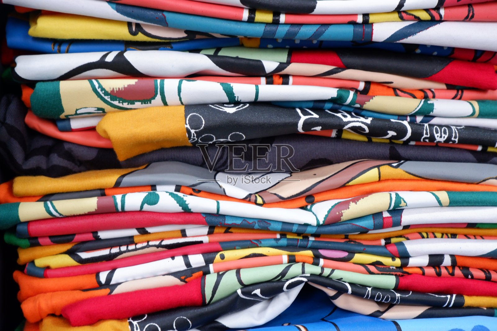 一堆衣服。照片摄影图片