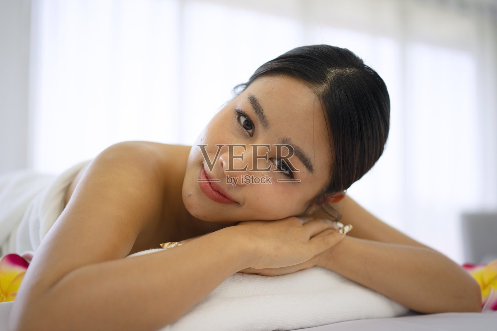 漂亮的女人花时间在度假和水疗酒店。照片摄影图片