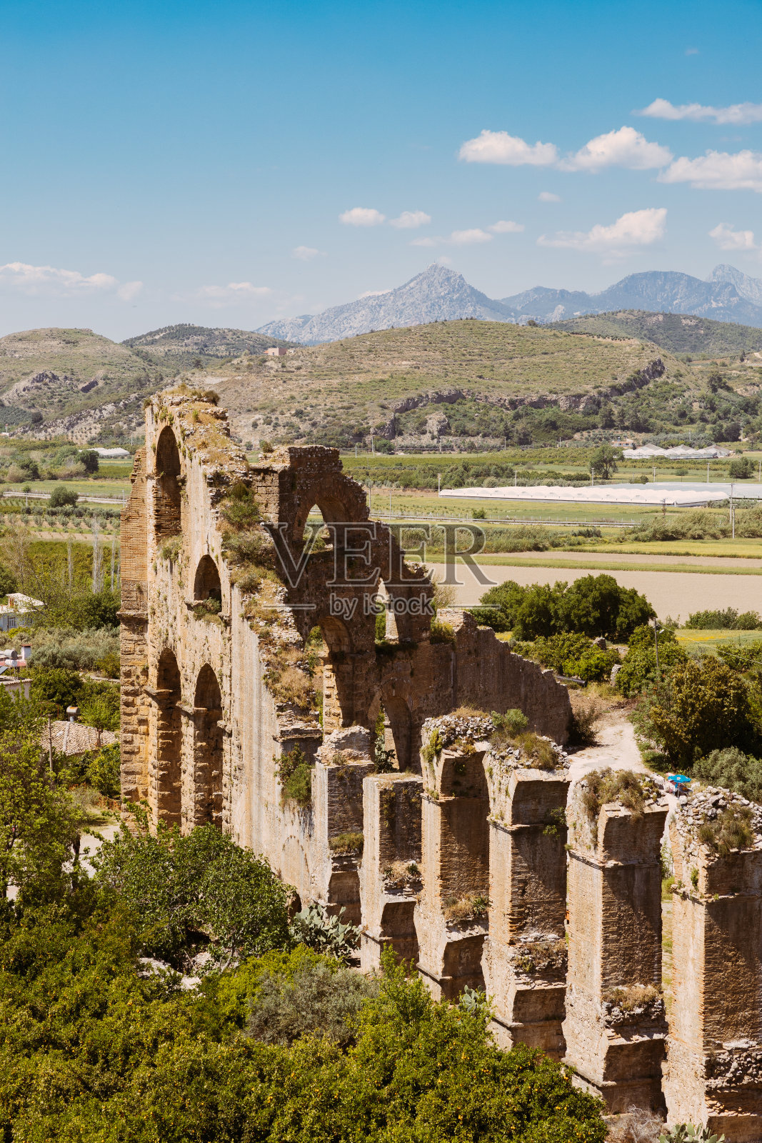 土耳其安塔利亚塞德的阿斯潘多斯考古遗址，以保存完好的圆形剧场和拱门为特色。照片摄影图片