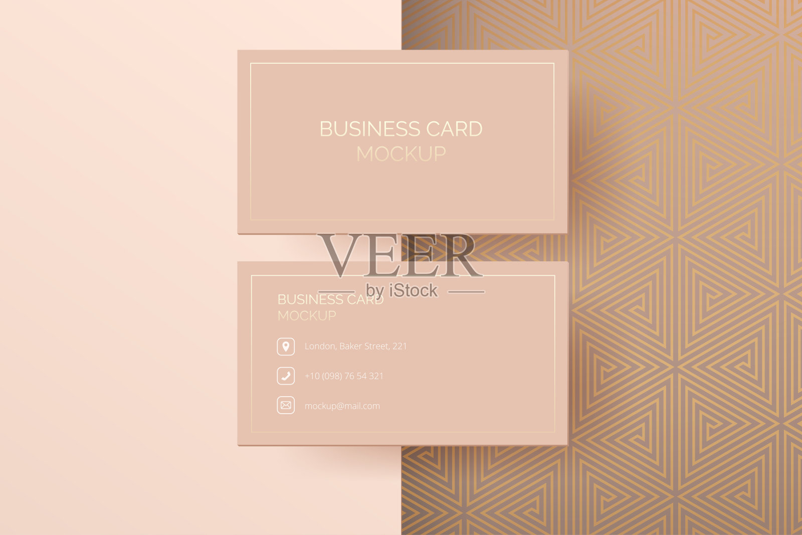 名片模型与豪华米色和金色几何马赛克图案背景。用它来创建一个时尚和现代的企业形象或文具。现代，时尚和豪华的模拟。插画图片素材