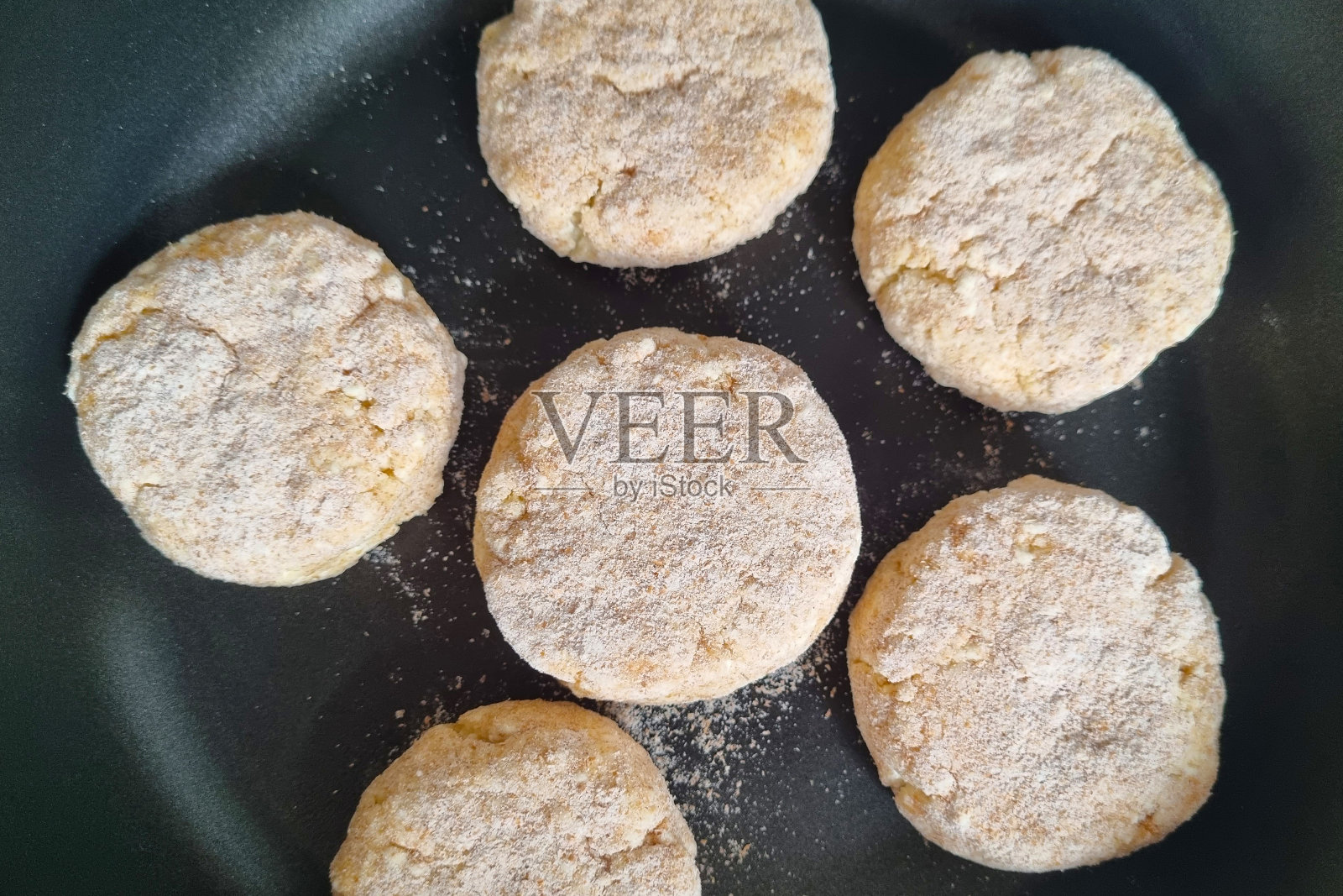 煎锅和芝士蛋糕。用白干酪烹饪。照片摄影图片