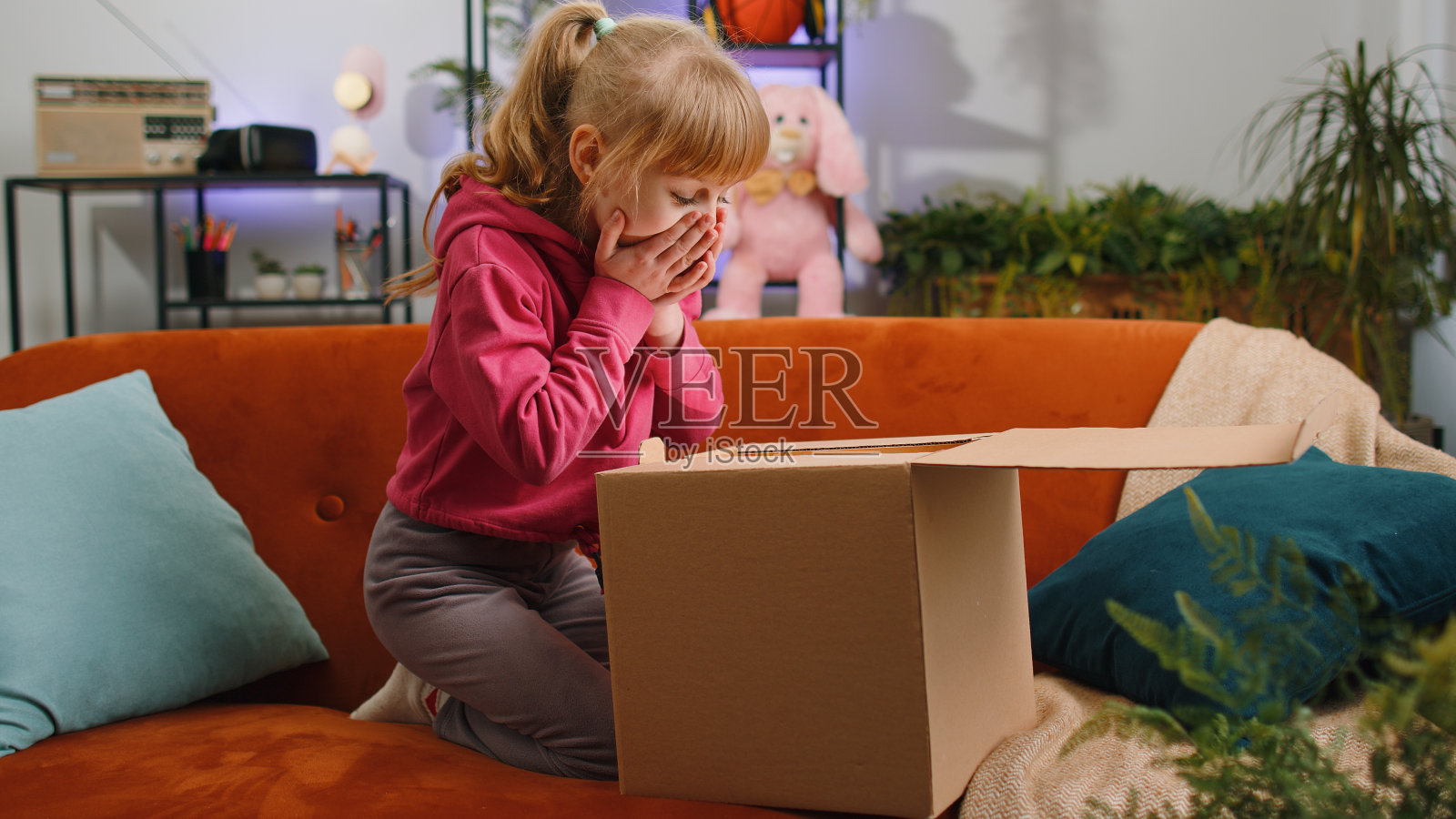 快乐的小女孩购物者打开纸箱，快递包裹在家里网购购买照片摄影图片