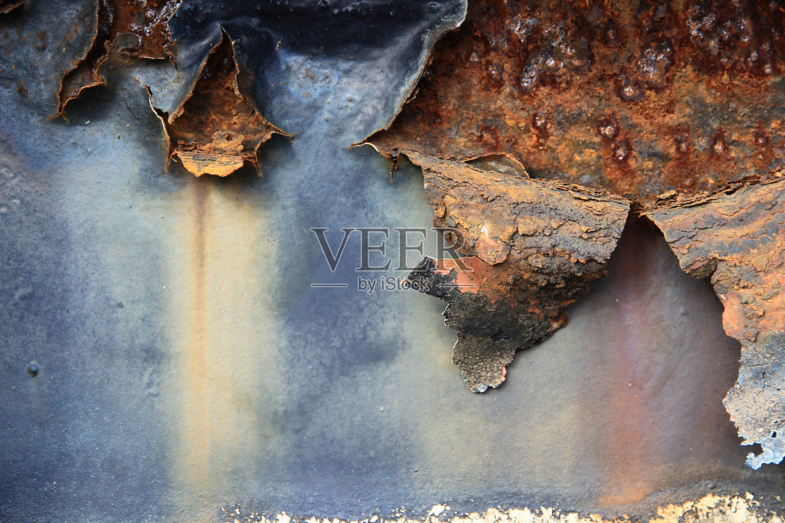 老生锈的锌墙背景纹理。照片摄影图片