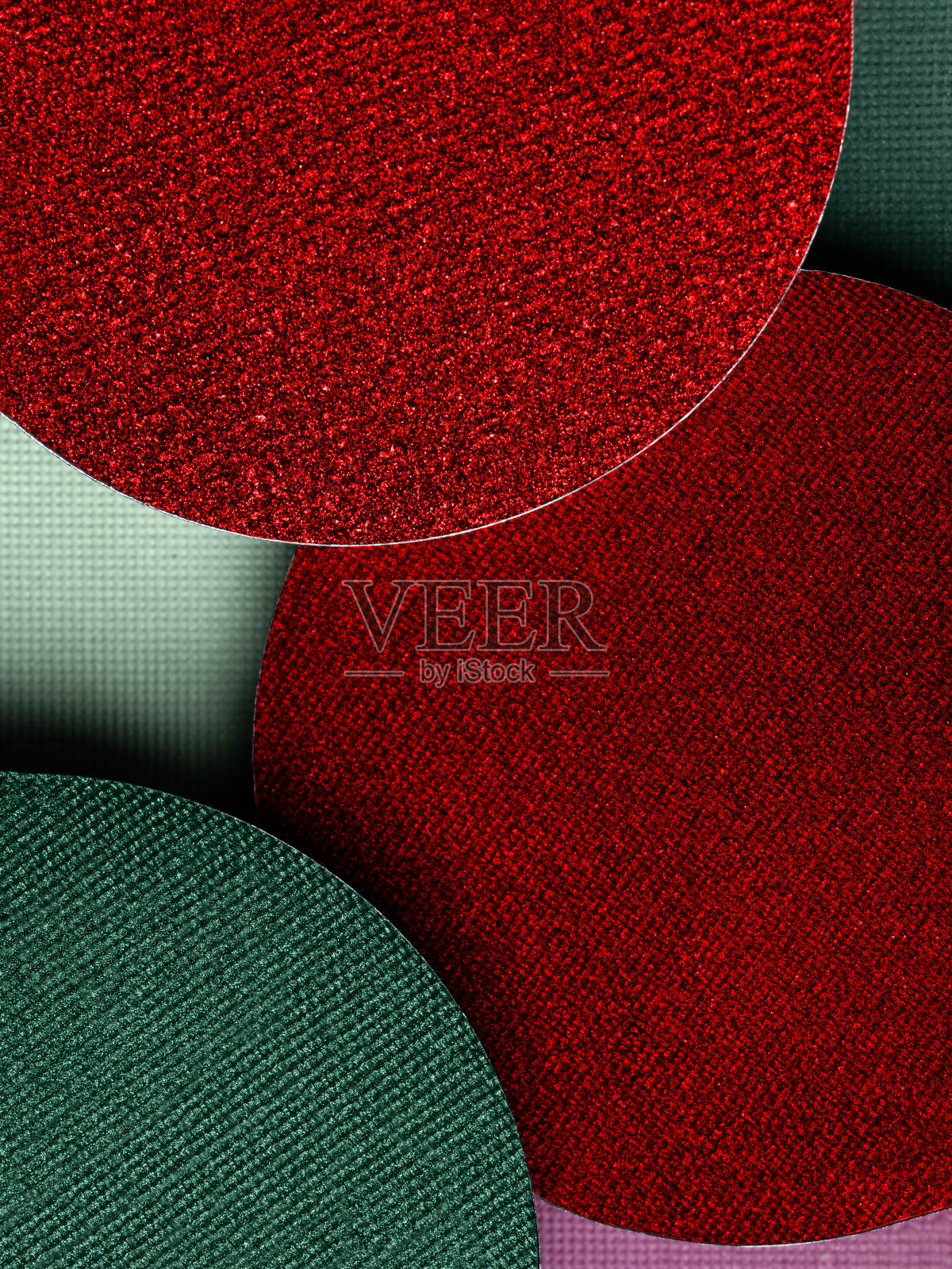 色彩缤纷的眼妆。圆形绿色和红色眼影的特写。化妆品的背景，在时尚配色方案的化妆师推广。为美容企业设计彩妆质感。照片摄影图片