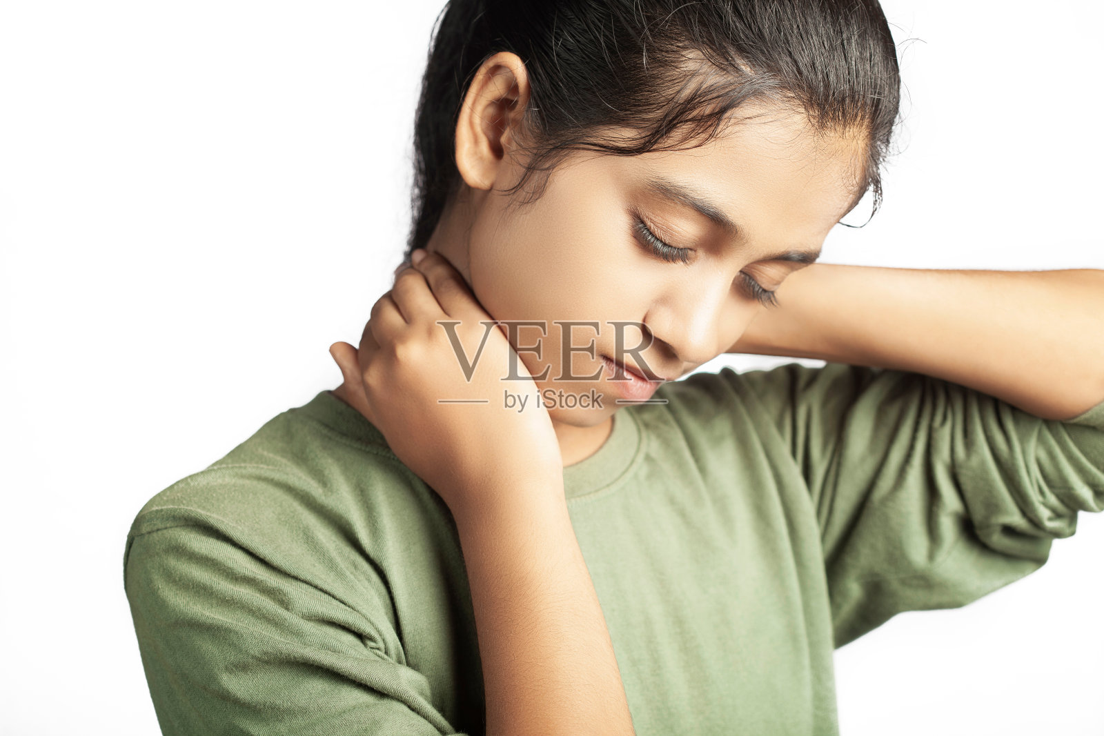 闭着眼睛的女孩脖子痛照片摄影图片