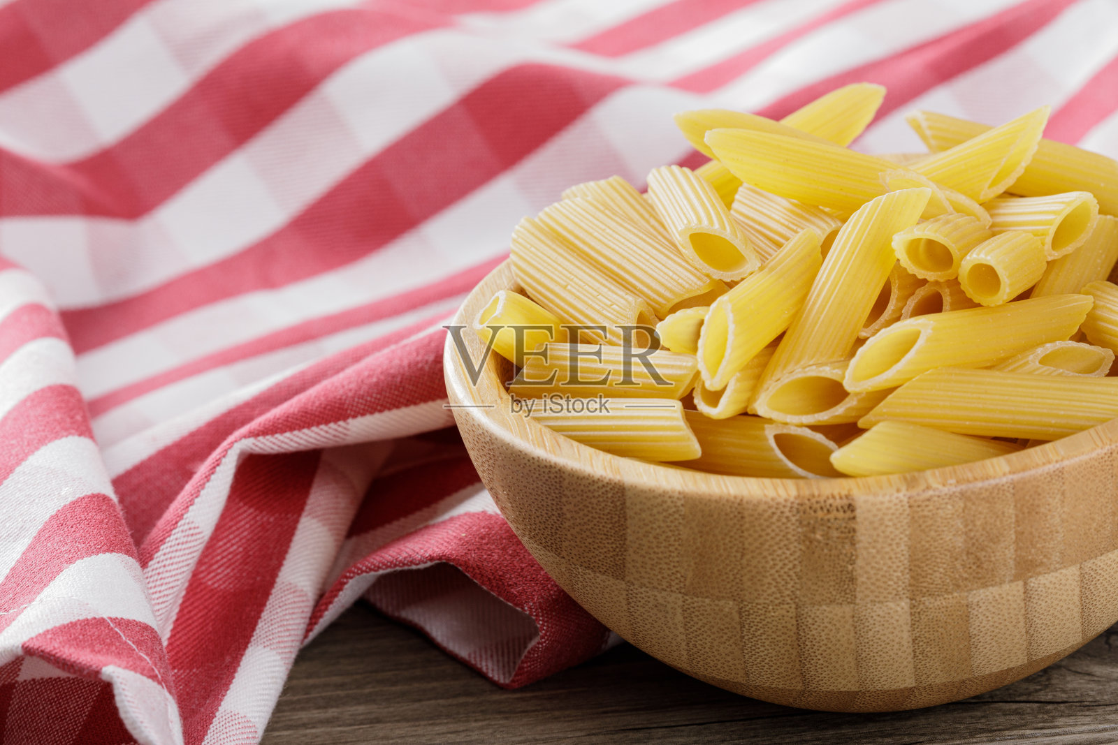 木质背景上的生通心粉照片摄影图片