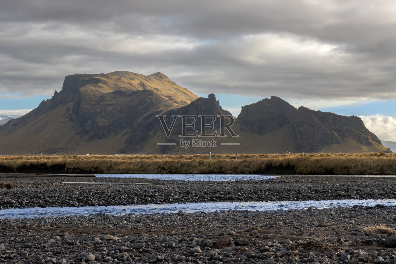 冰岛，有河流和山脉的国家照片摄影图片