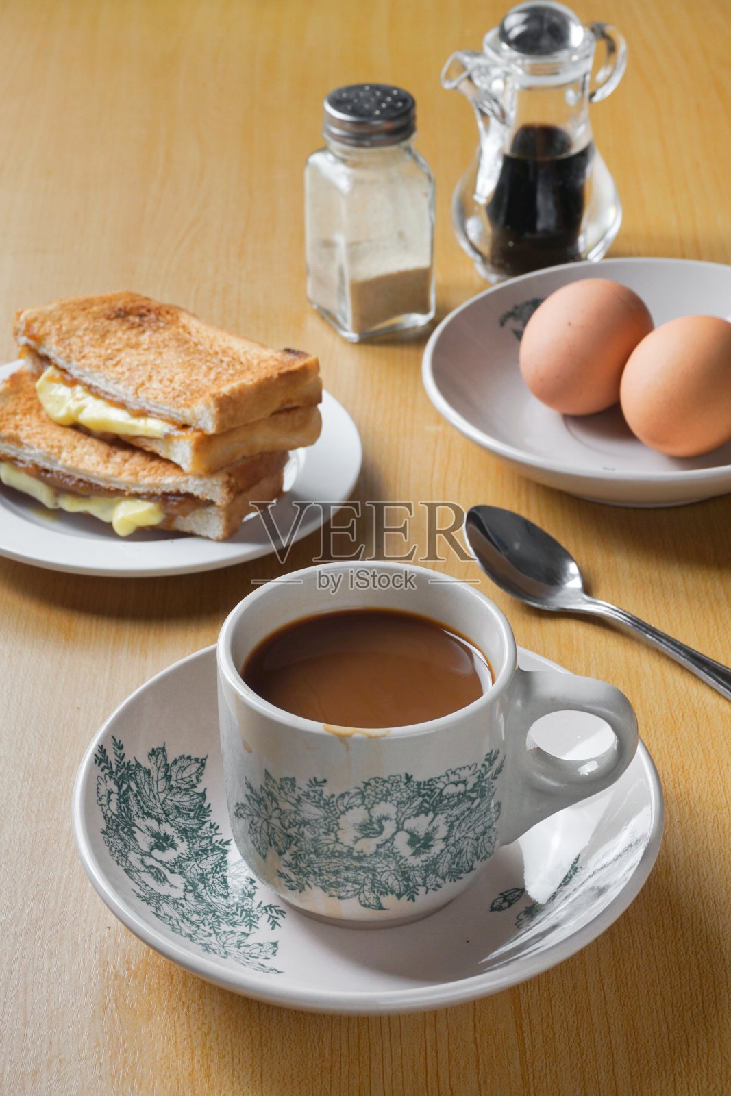 传统的东方和复古的kopitiam早餐风格。照片摄影图片