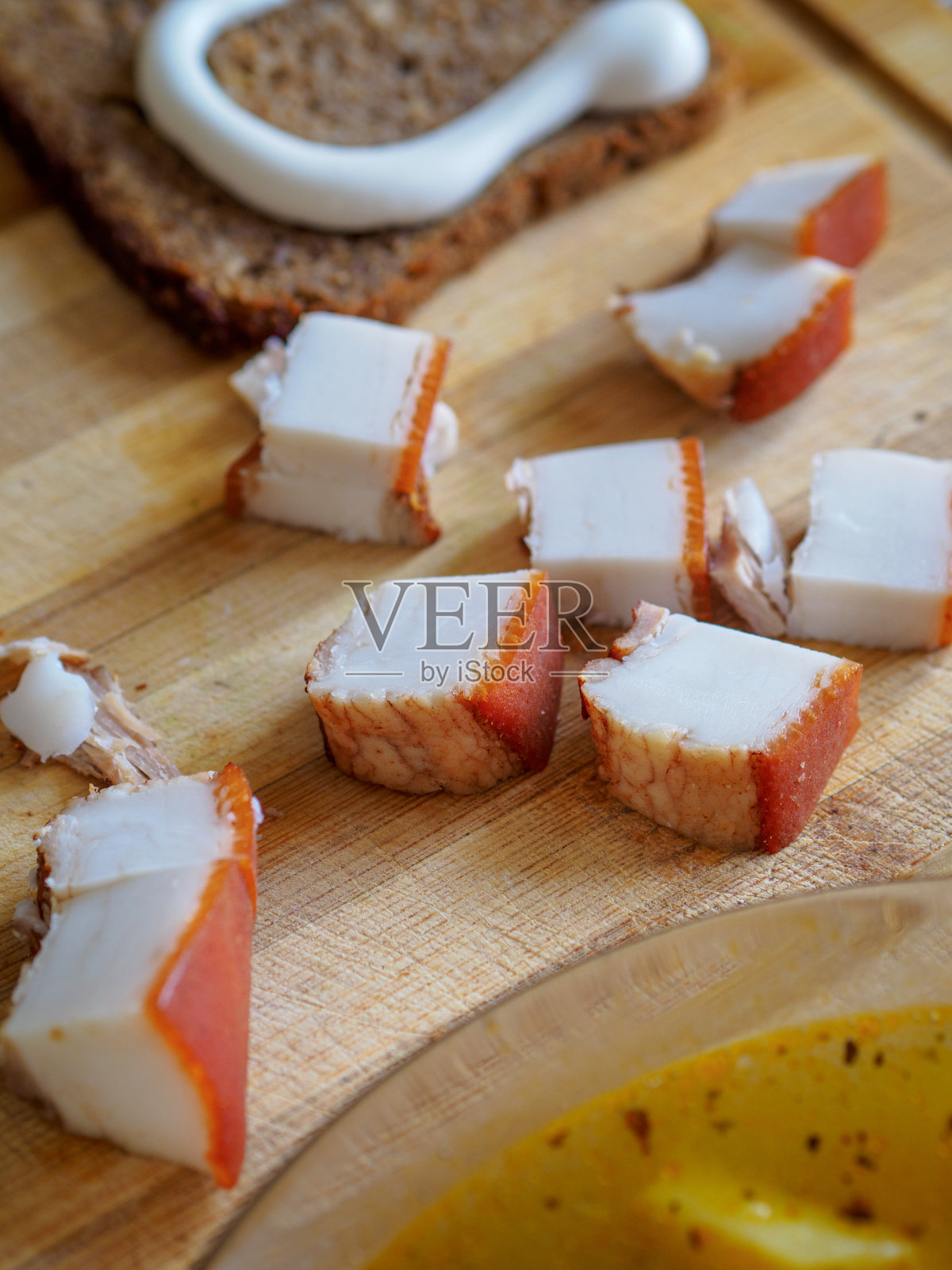 简单的食物。木桌上放着汤和猪油。特写镜头。照片摄影图片