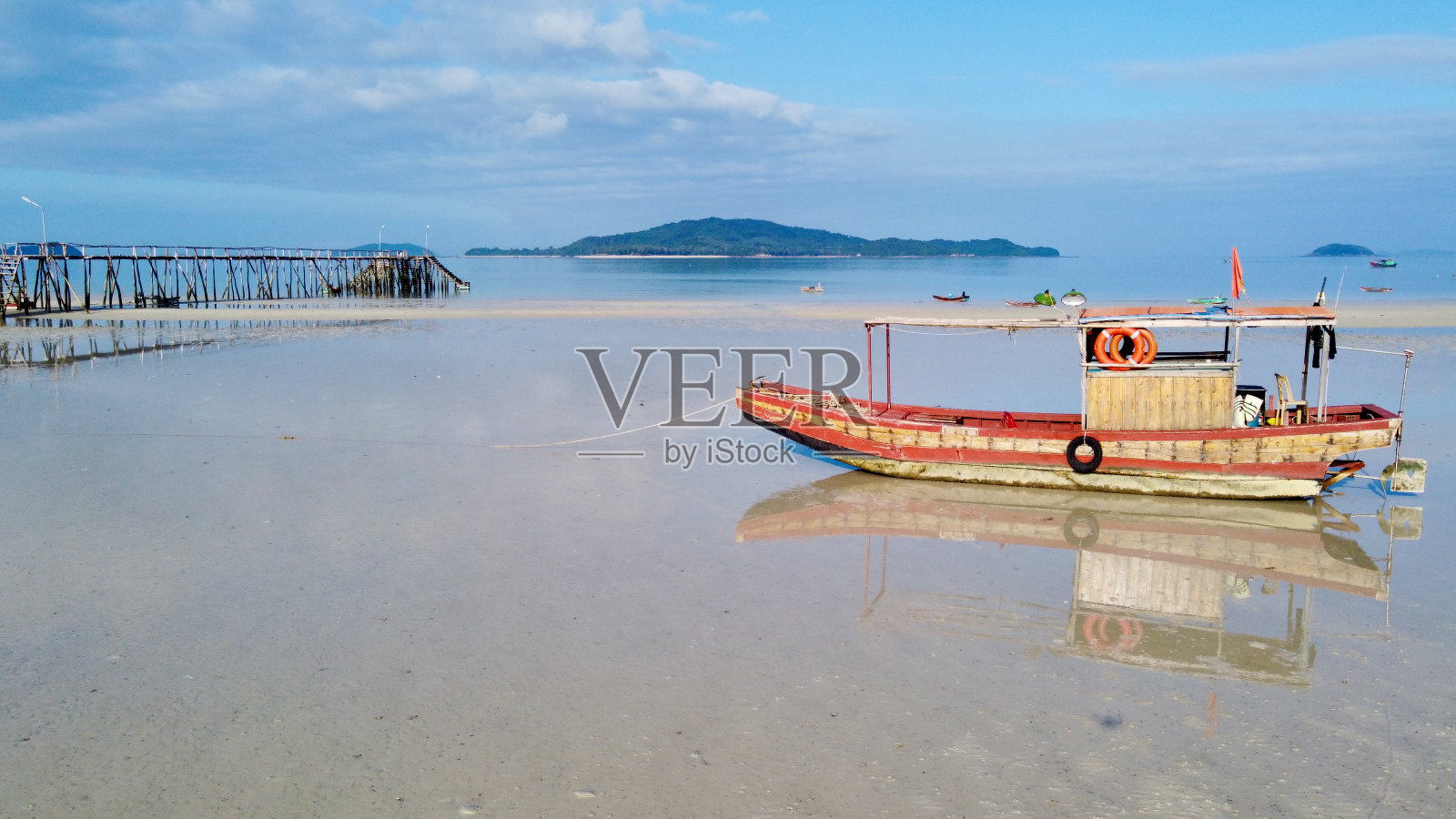 越南岛海滩上一艘船的完美倒影照片摄影图片