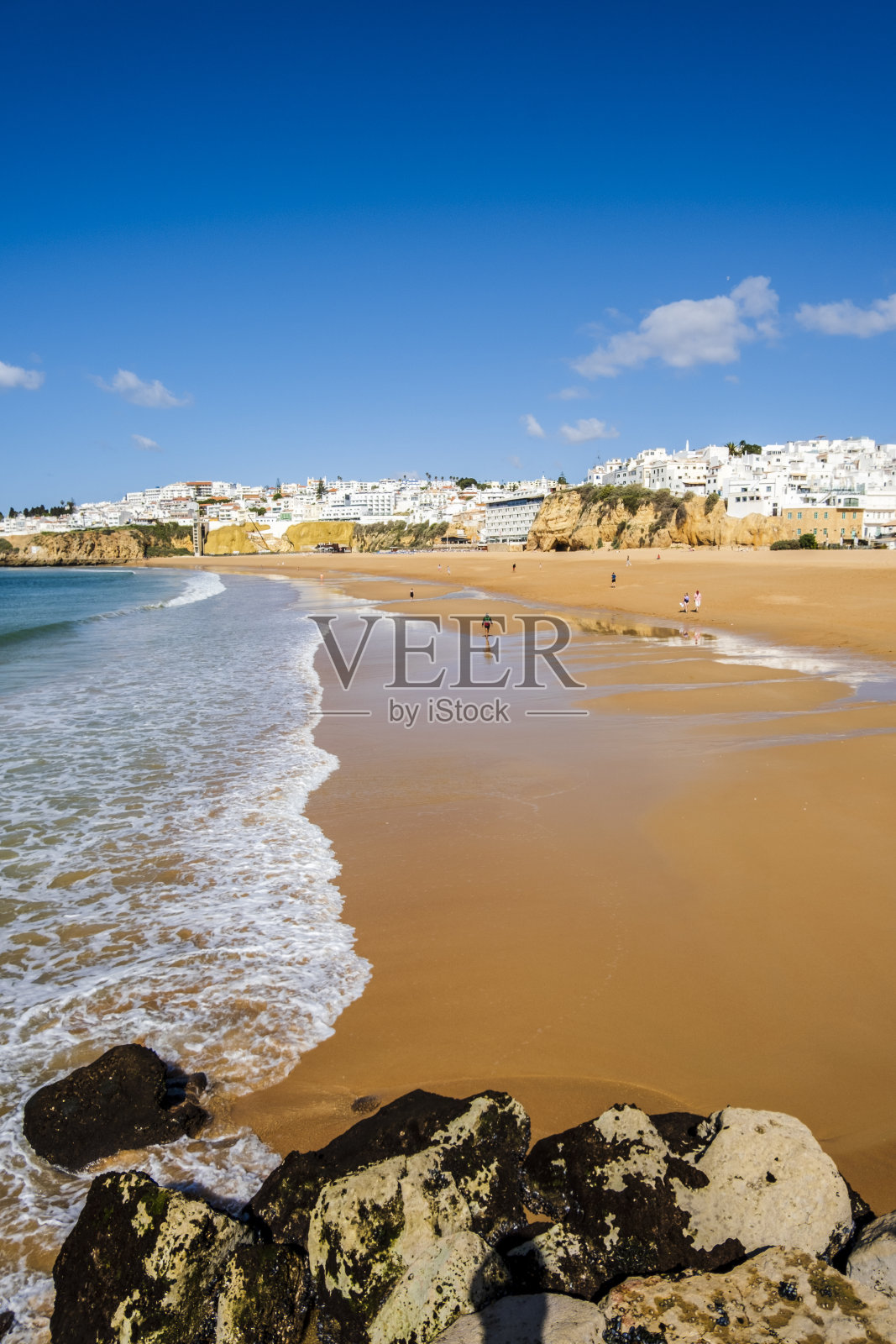 葡萄牙阿尔加维，阿尔布费拉，渔夫海滩的美景，普拉亚多斯佩斯卡多雷斯，悬崖上的白色房屋照片摄影图片