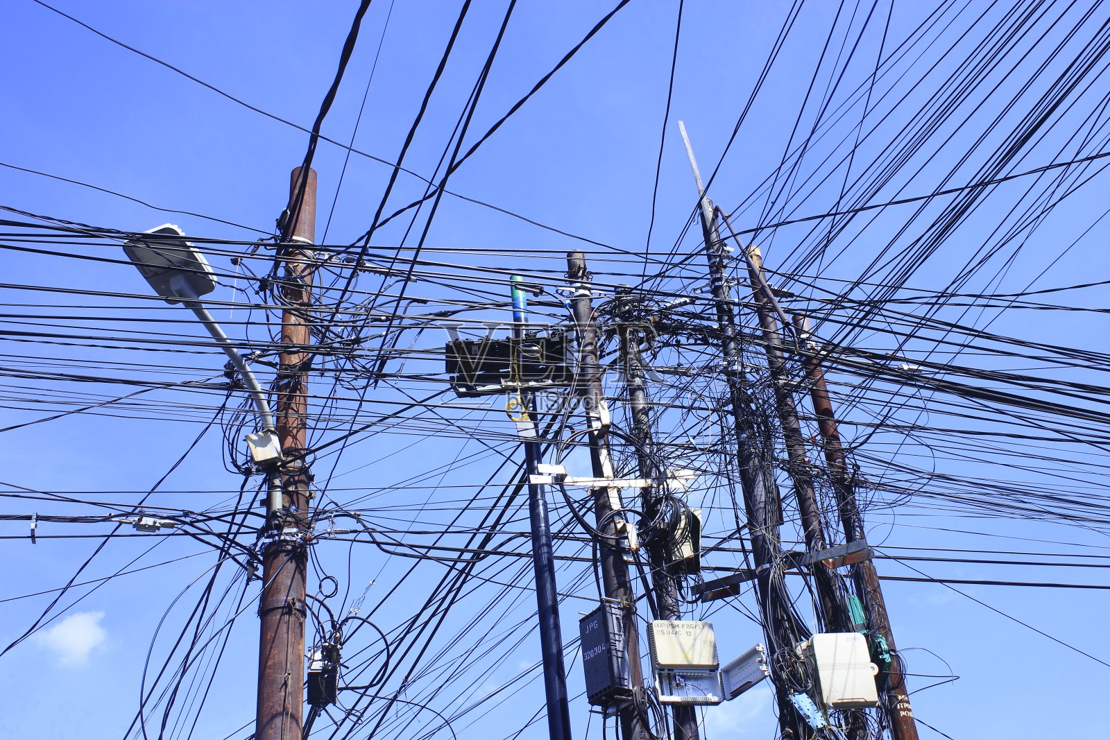 电线杆上杂乱的电话线照片摄影图片