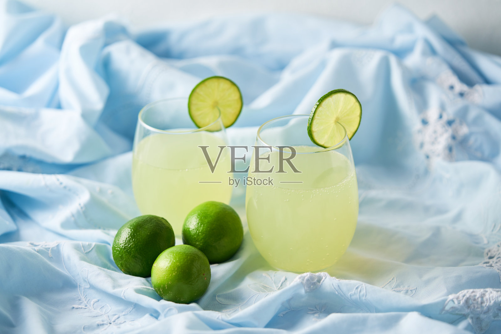 经典酸橙代基里鸡尾酒配上装饰照片摄影图片