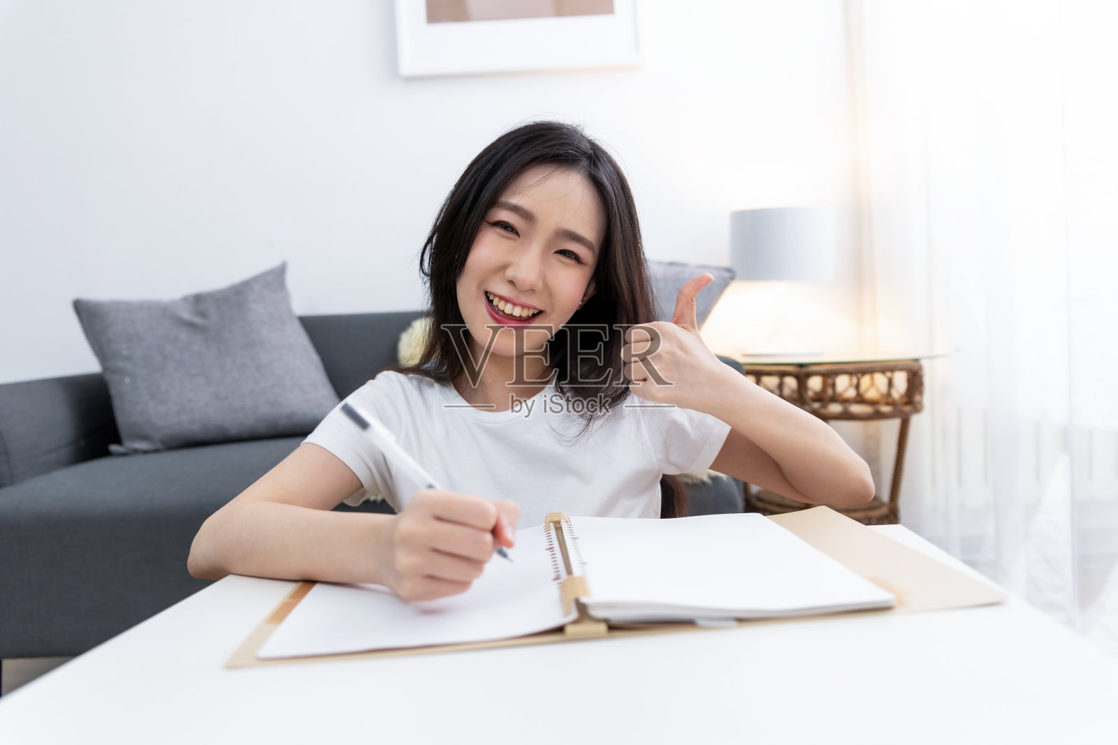 学生准备大学考试，阅读书籍，学习课本，写笔记，为课堂报告做总结。学习职场表，双手用铅笔贴近照片摄影图片