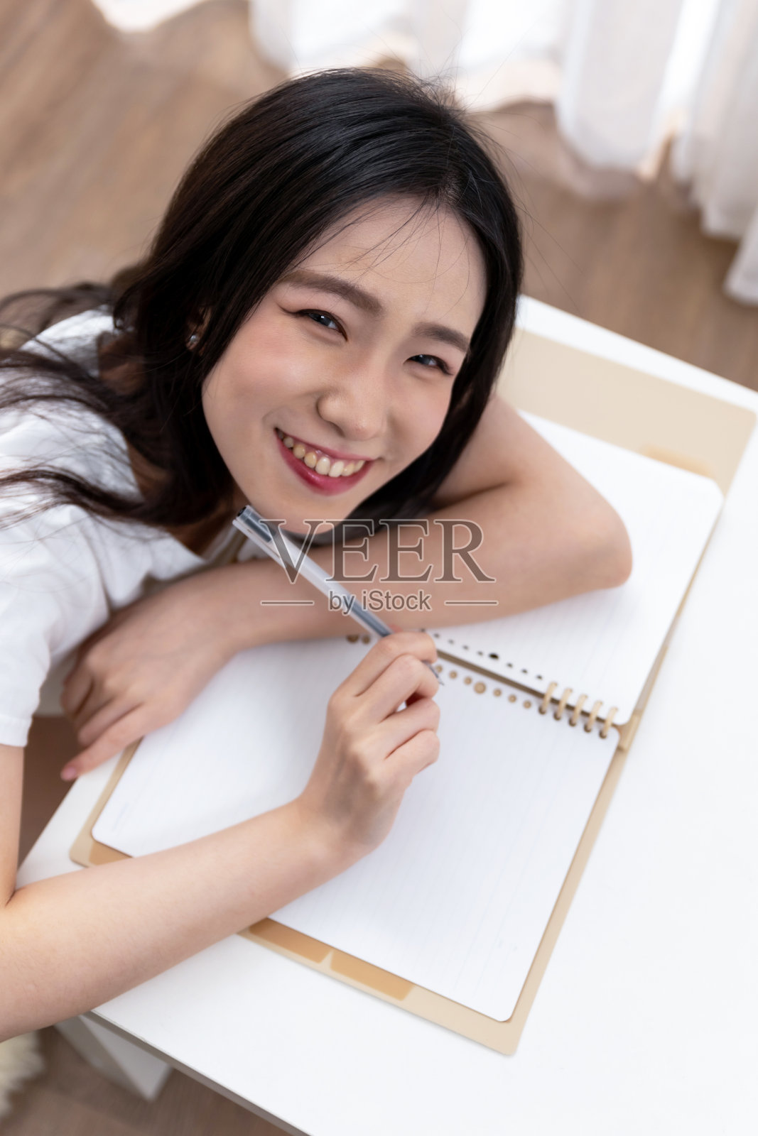 学生准备大学考试，阅读书籍，学习课本，写笔记，为课堂报告做总结。学习职场表，双手用铅笔贴近照片摄影图片