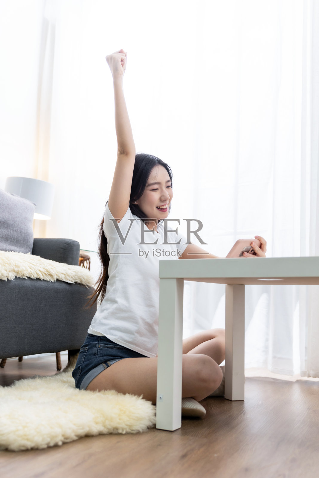 年轻快乐的穿着白衬衫拿着手机照片摄影图片