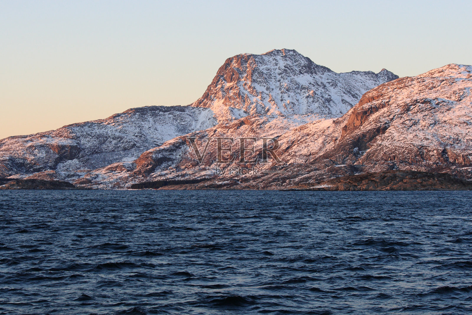 位于安第斯山脉南部和挪威博多北部的山脉照片摄影图片