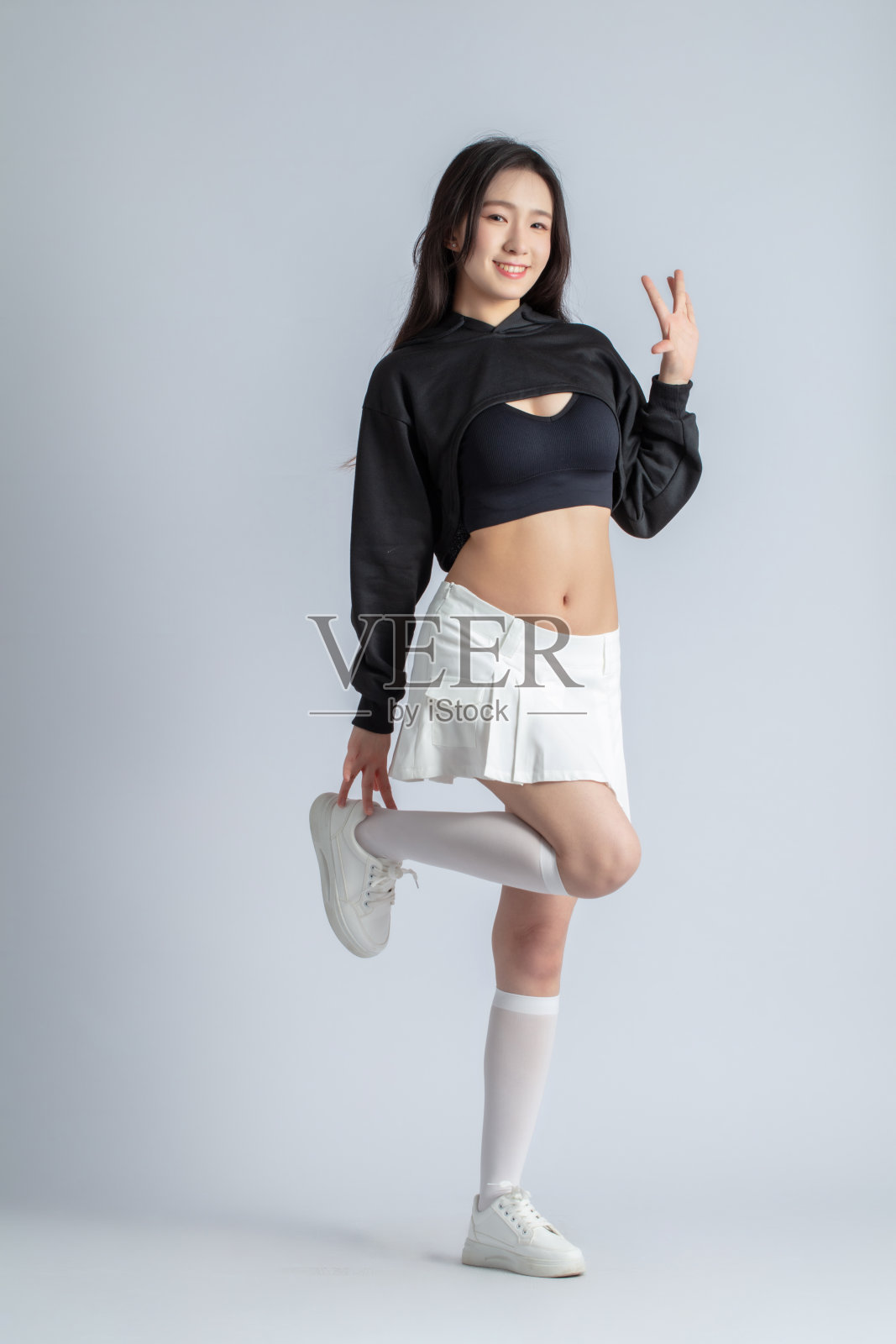 放克舞锻炼。年轻运动女性的肖像。照片摄影图片