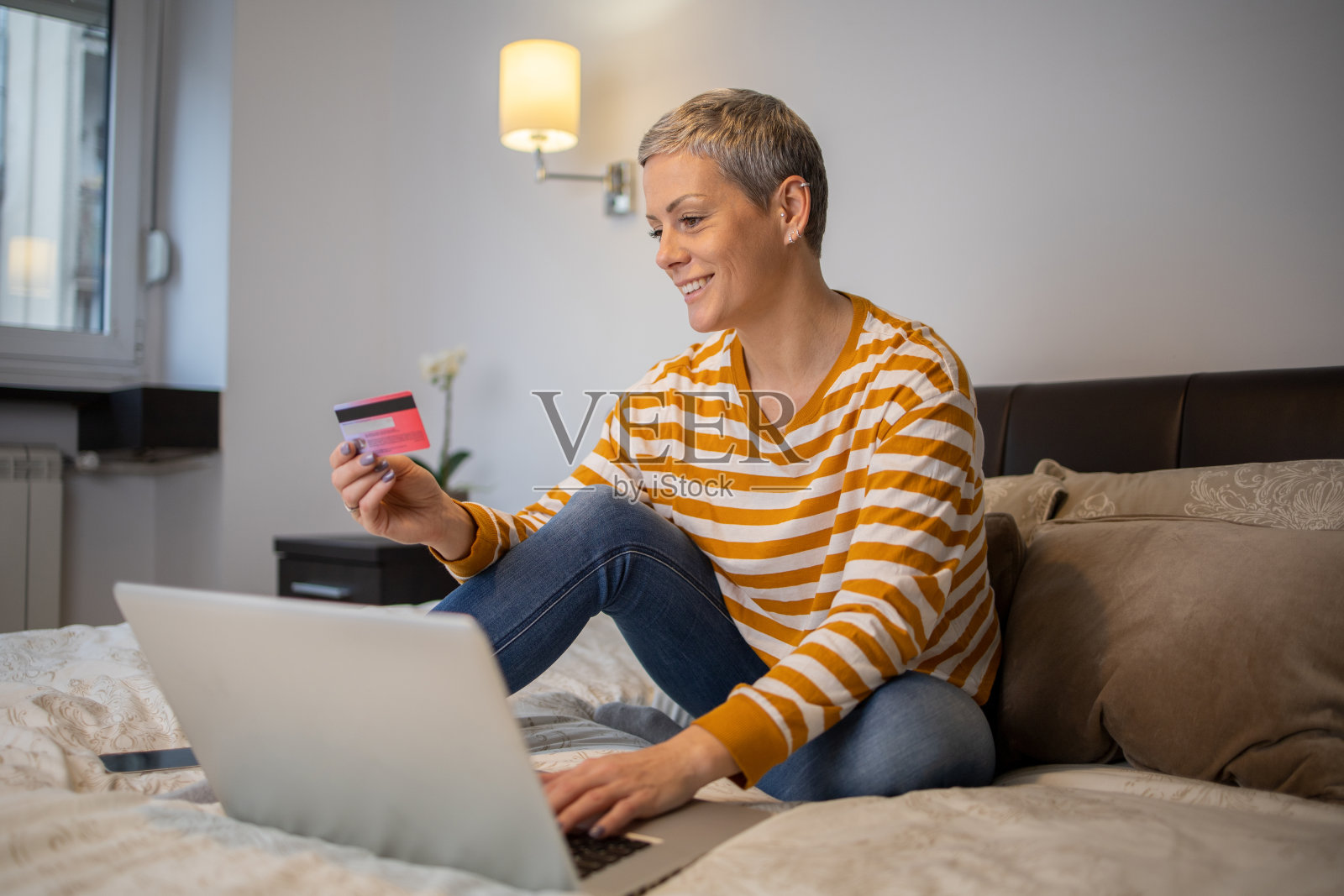 一个女人用信用卡在网上购物照片摄影图片