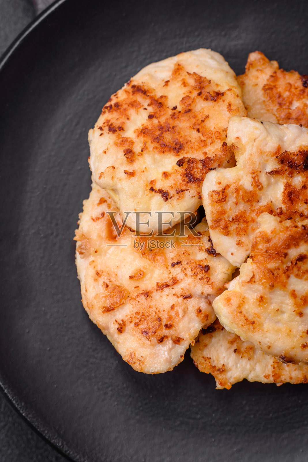 美味的炸鸡排，配上香料、盐和香草照片摄影图片